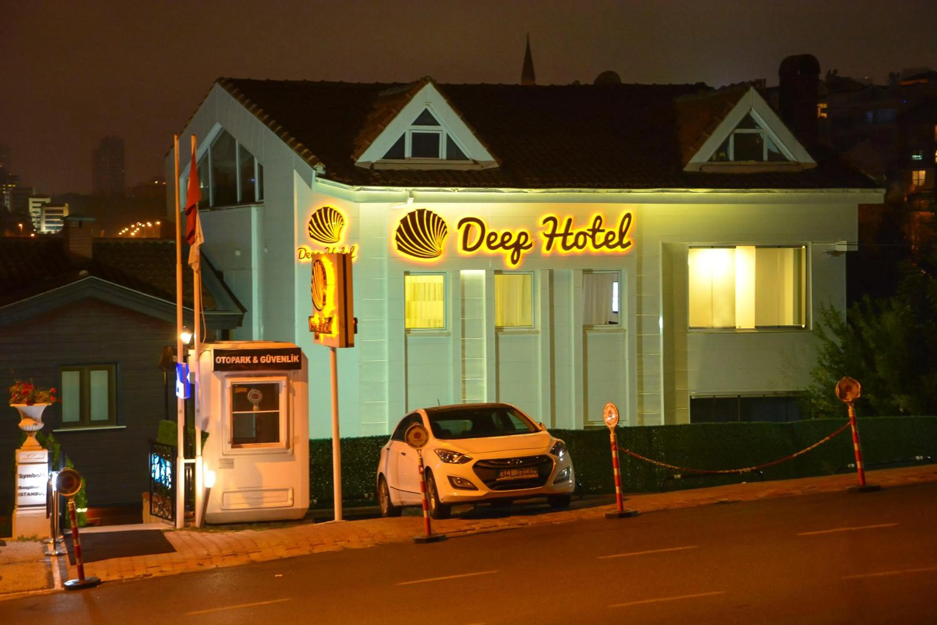 Facade/entrance in Deep Hotel