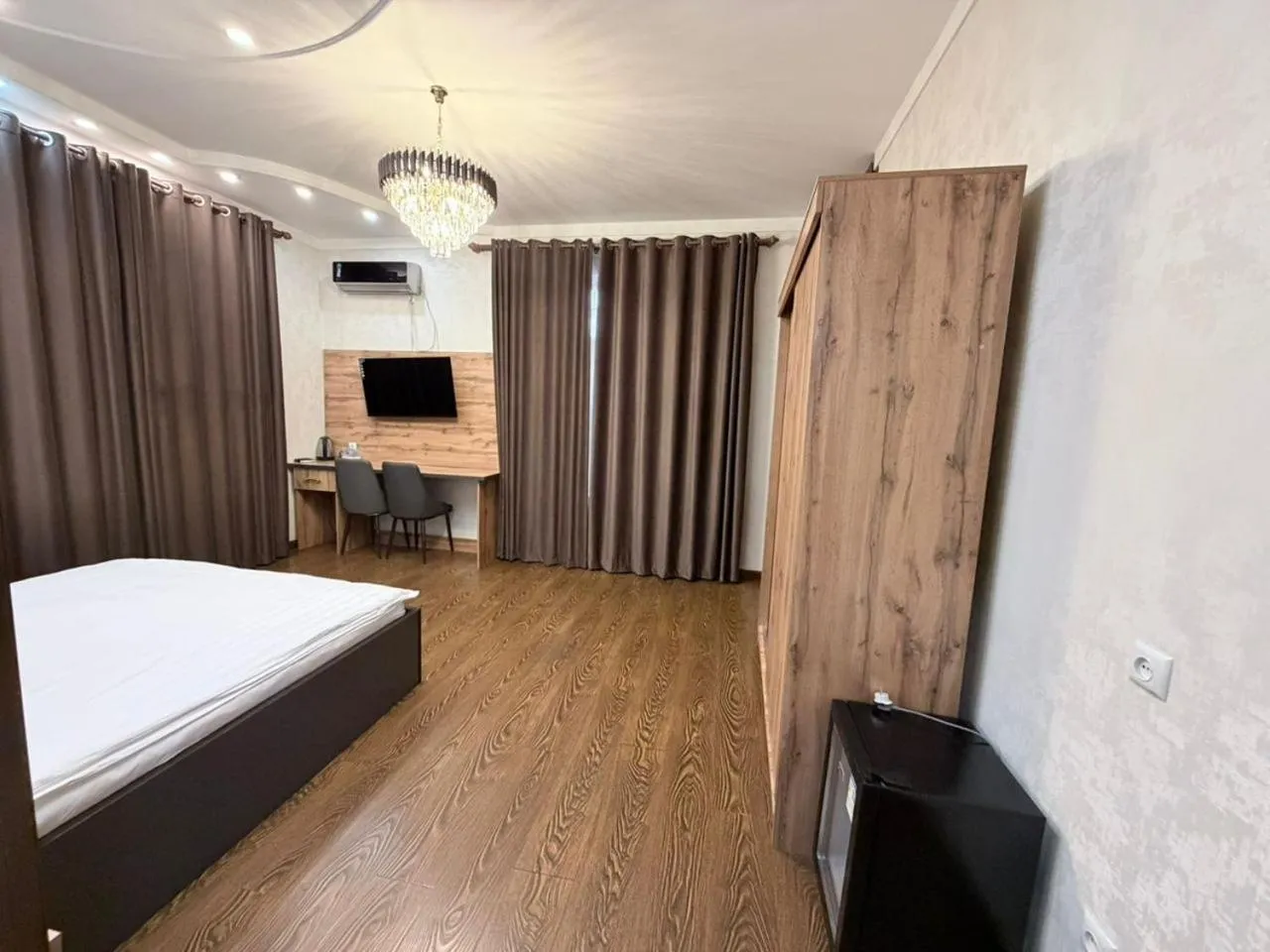 Communal lounge/ TV room, Bed in Soro Hotel