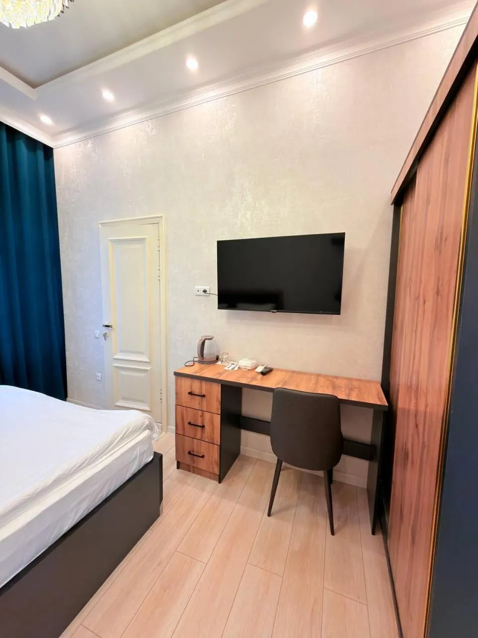 Communal lounge/ TV room, Bed in Soro Hotel