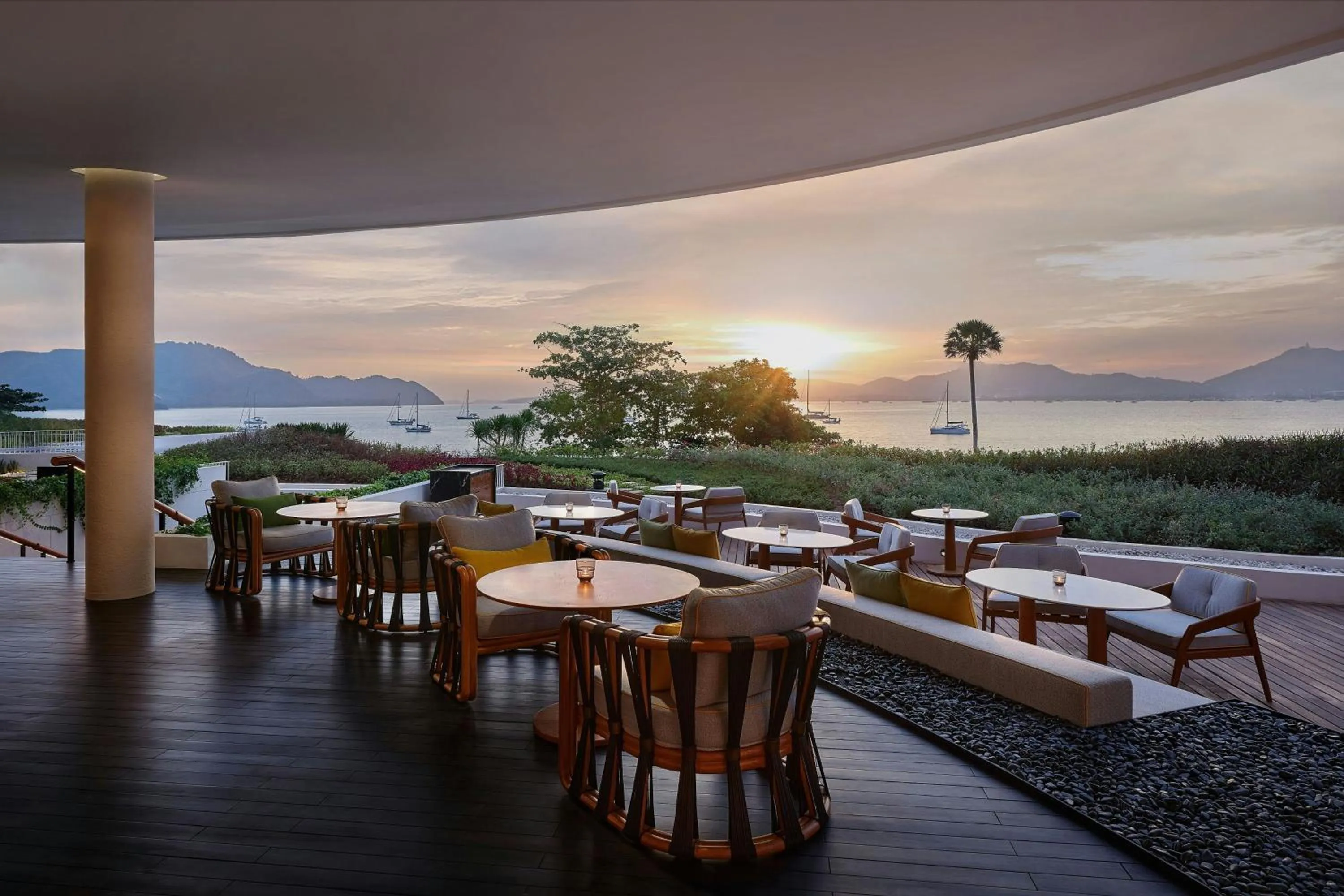 Lounge or bar in Veranda Resort Phuket, Autograph Collection