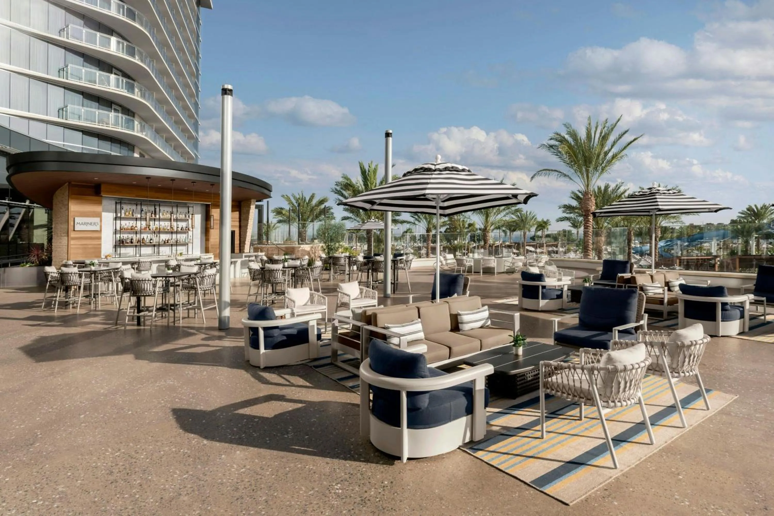 Lounge or bar in Gaylord Pacific Resort & Convention Center