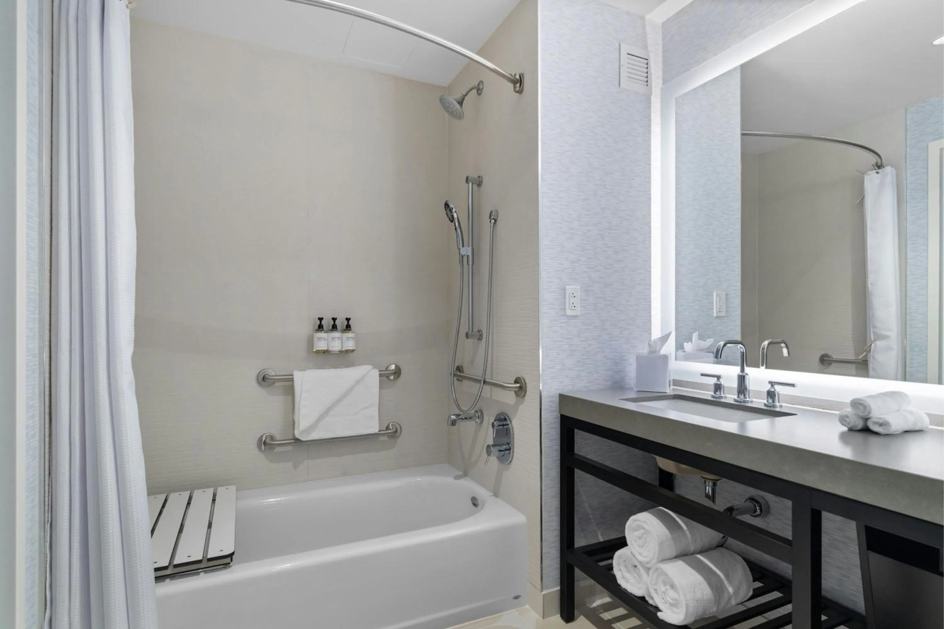 Bathroom in Gaylord Pacific Resort & Convention Center