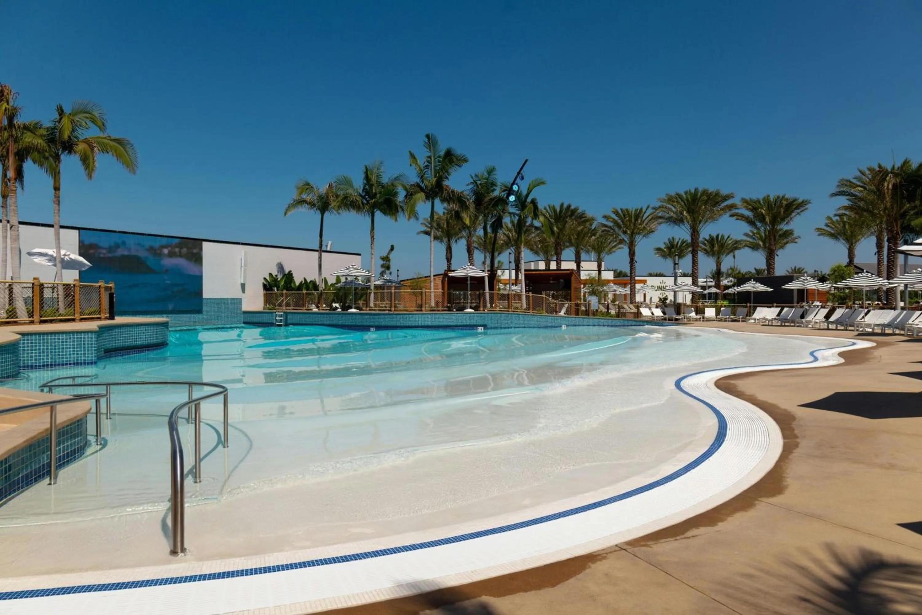 Swimming pool in Gaylord Pacific Resort & Convention Center