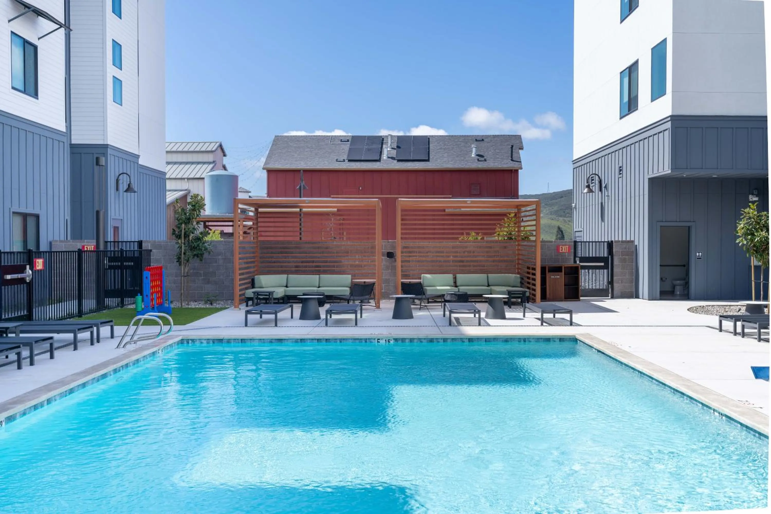 Patio in SpringHill Suites by Marriott San Luis Obispo