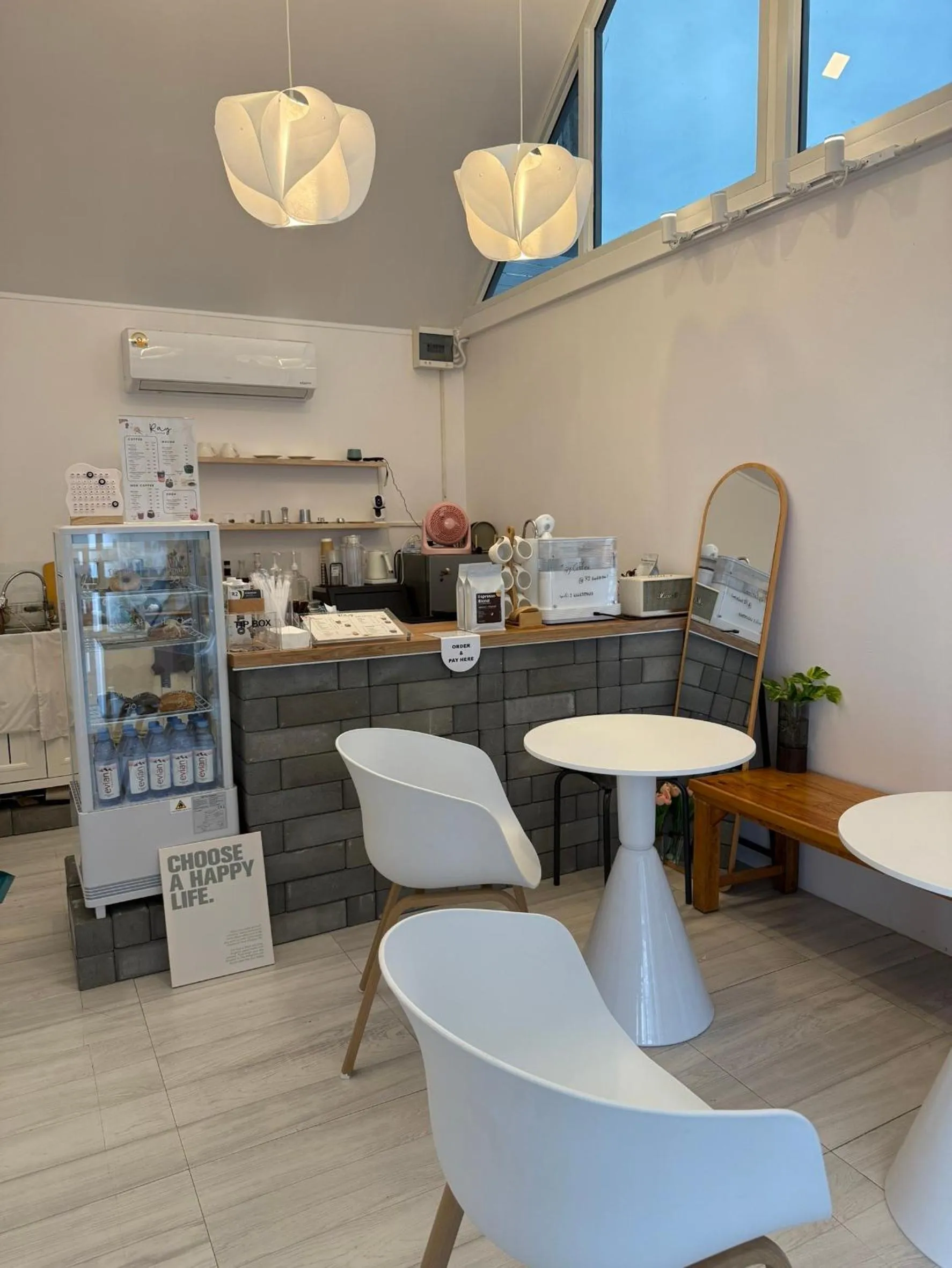 Restaurant/places to eat in R2 Bed and Pool Kanchanaburi