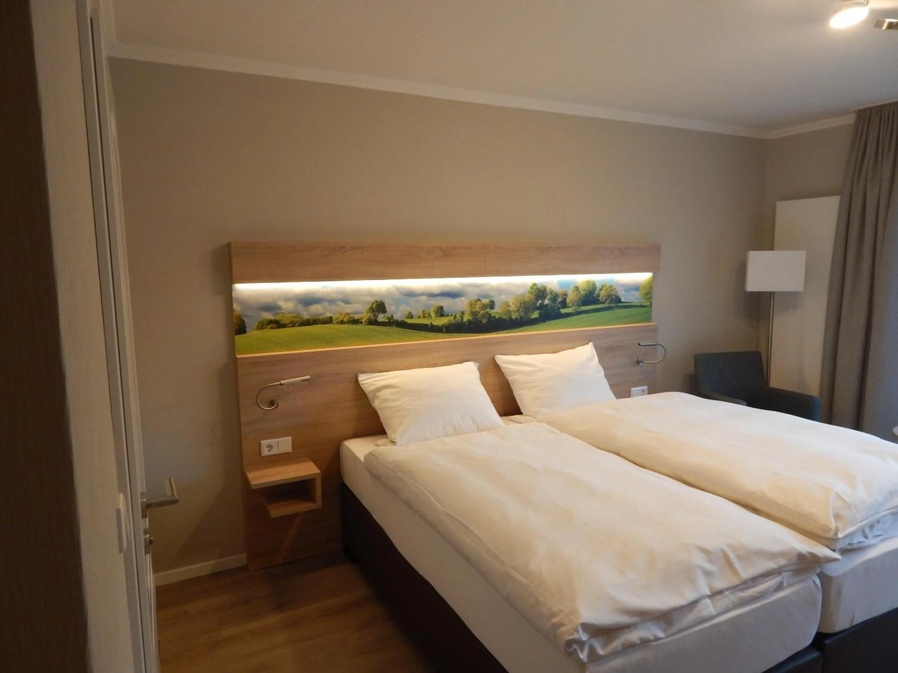 Photo of the whole room, Bed in Hotel garni Haaster Krug Otte