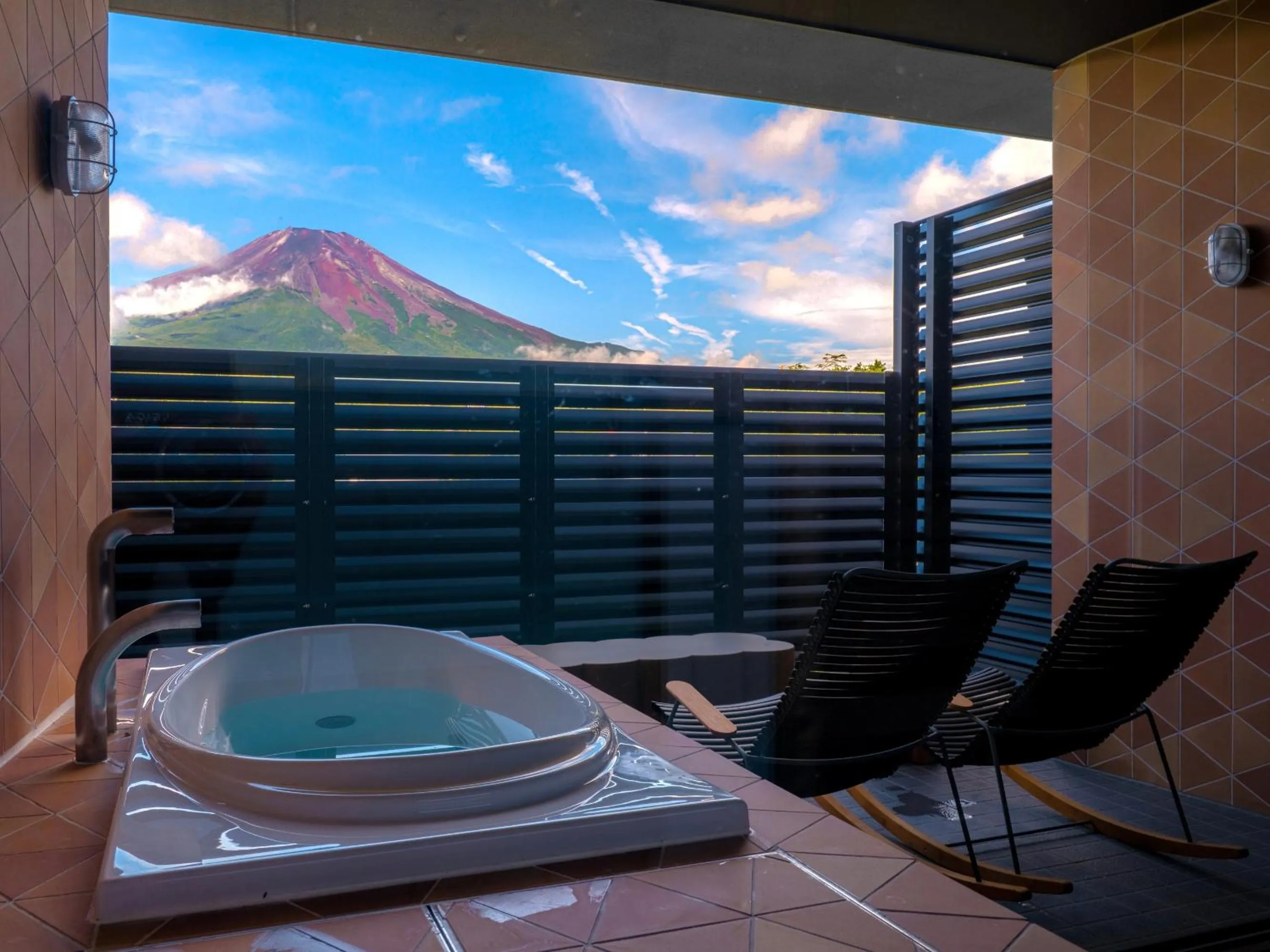 Hot Tub in Mt Fuji View and Private Sauna Ryokan Shizuku しずく