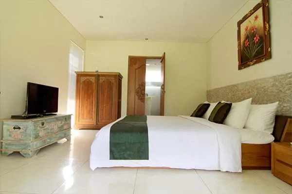 Communal lounge/ TV room, Bed in The Radian Villa