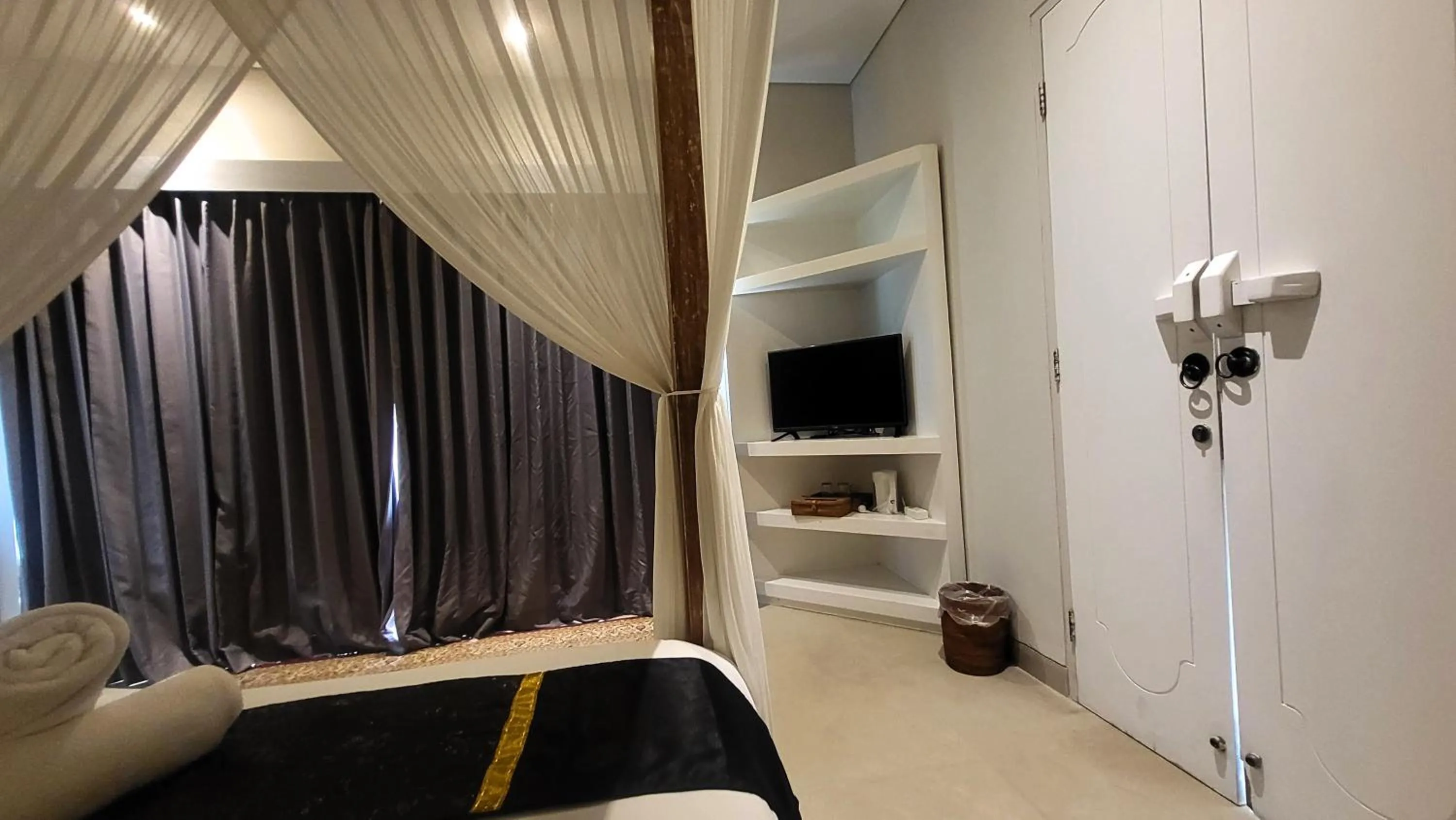 Communal lounge/ TV room, Bed in The Radian Villa