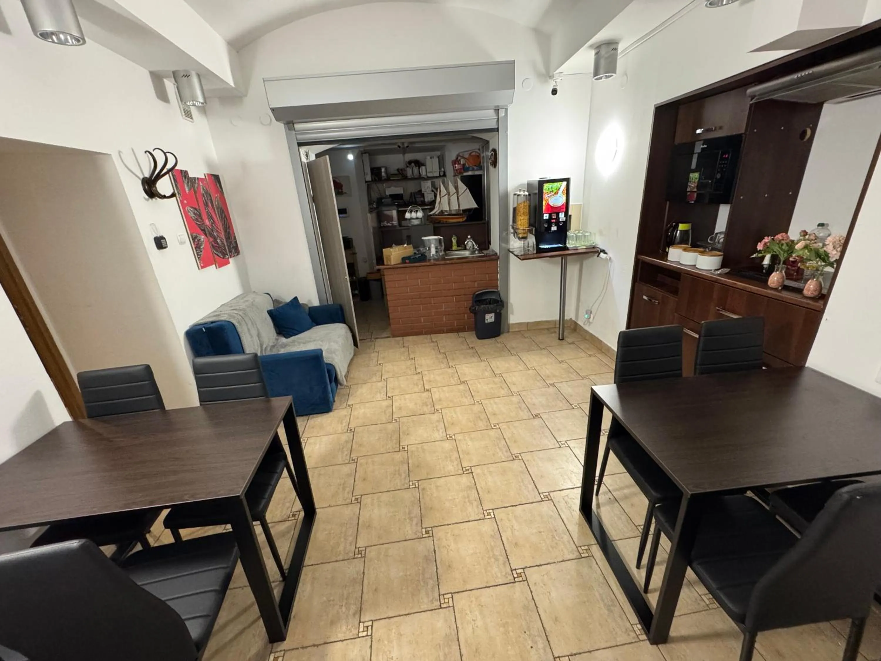 Restaurant/places to eat in Amber Hostel