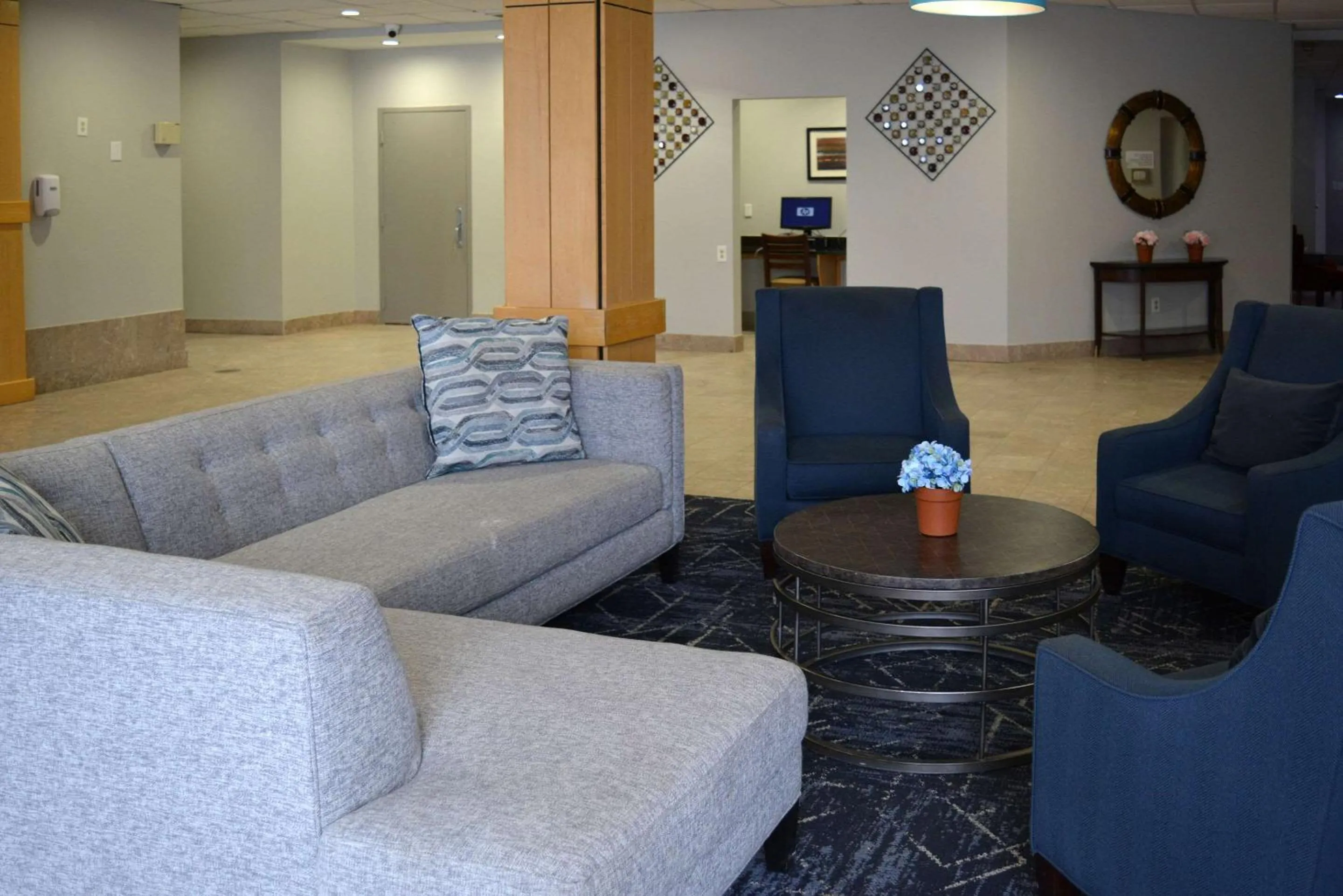Lobby or reception in Suburban Studios East Syracuse Carrier Circle