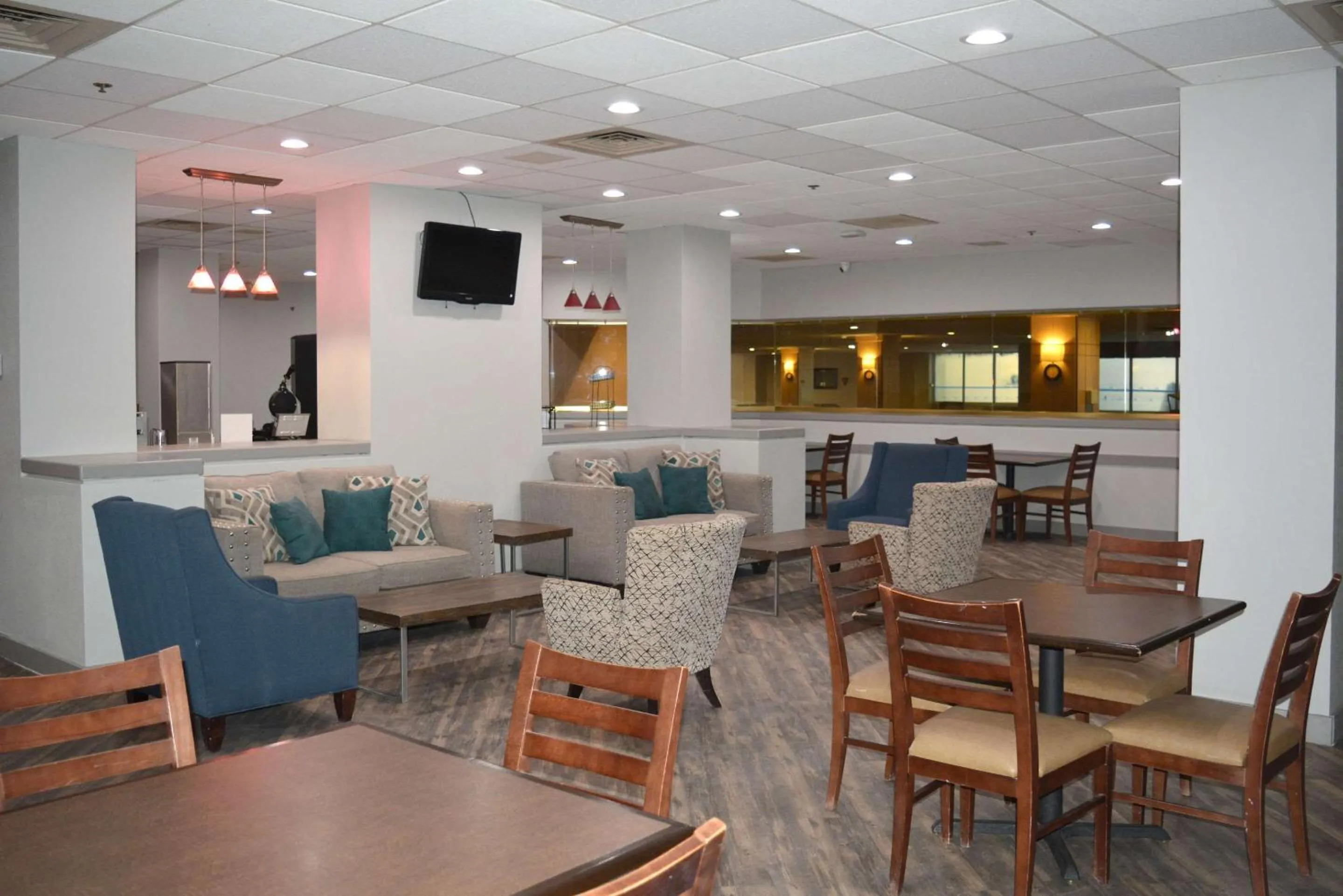 Breakfast in Suburban Studios East Syracuse Carrier Circle