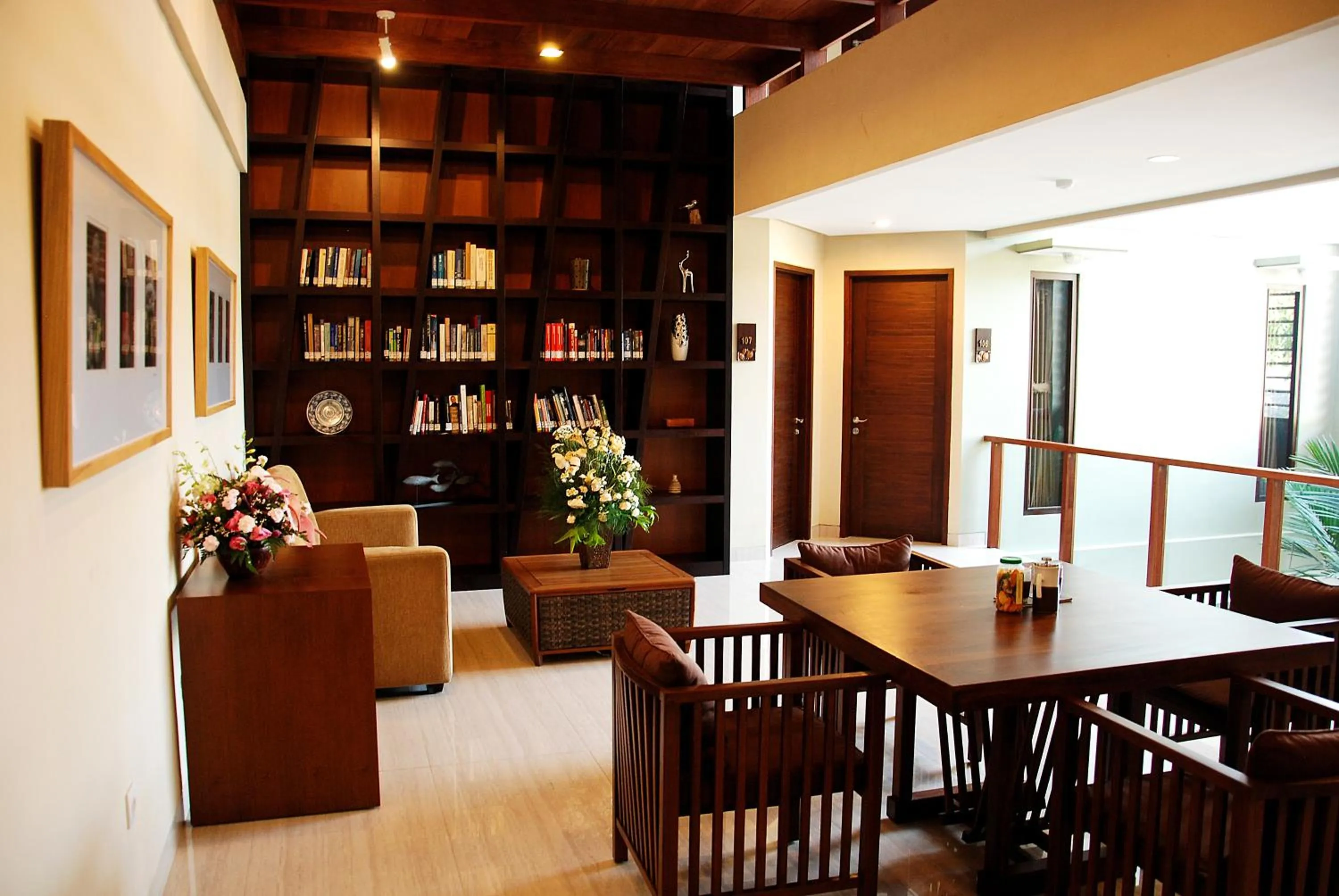 Communal lounge/ TV room in Java Go Residence by Jiwa Jawa