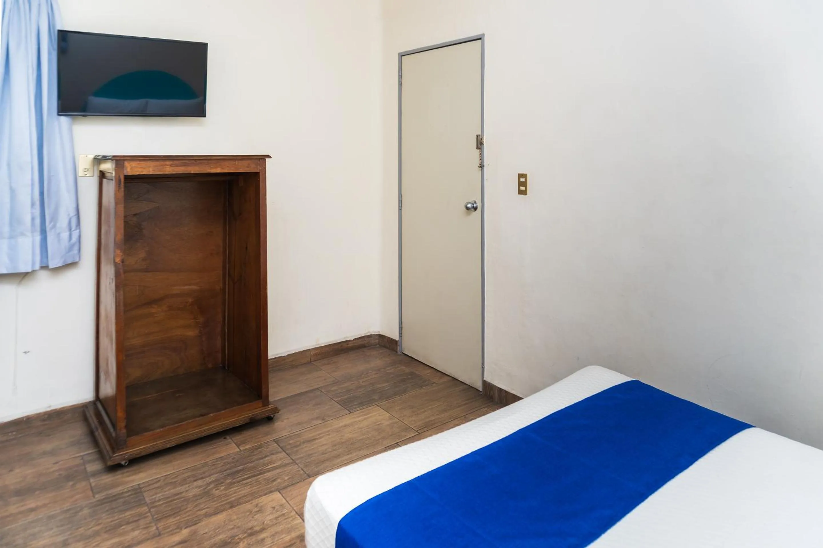 Bedroom, Bed in Capital O Nueva York, Guadalajara centro downtown