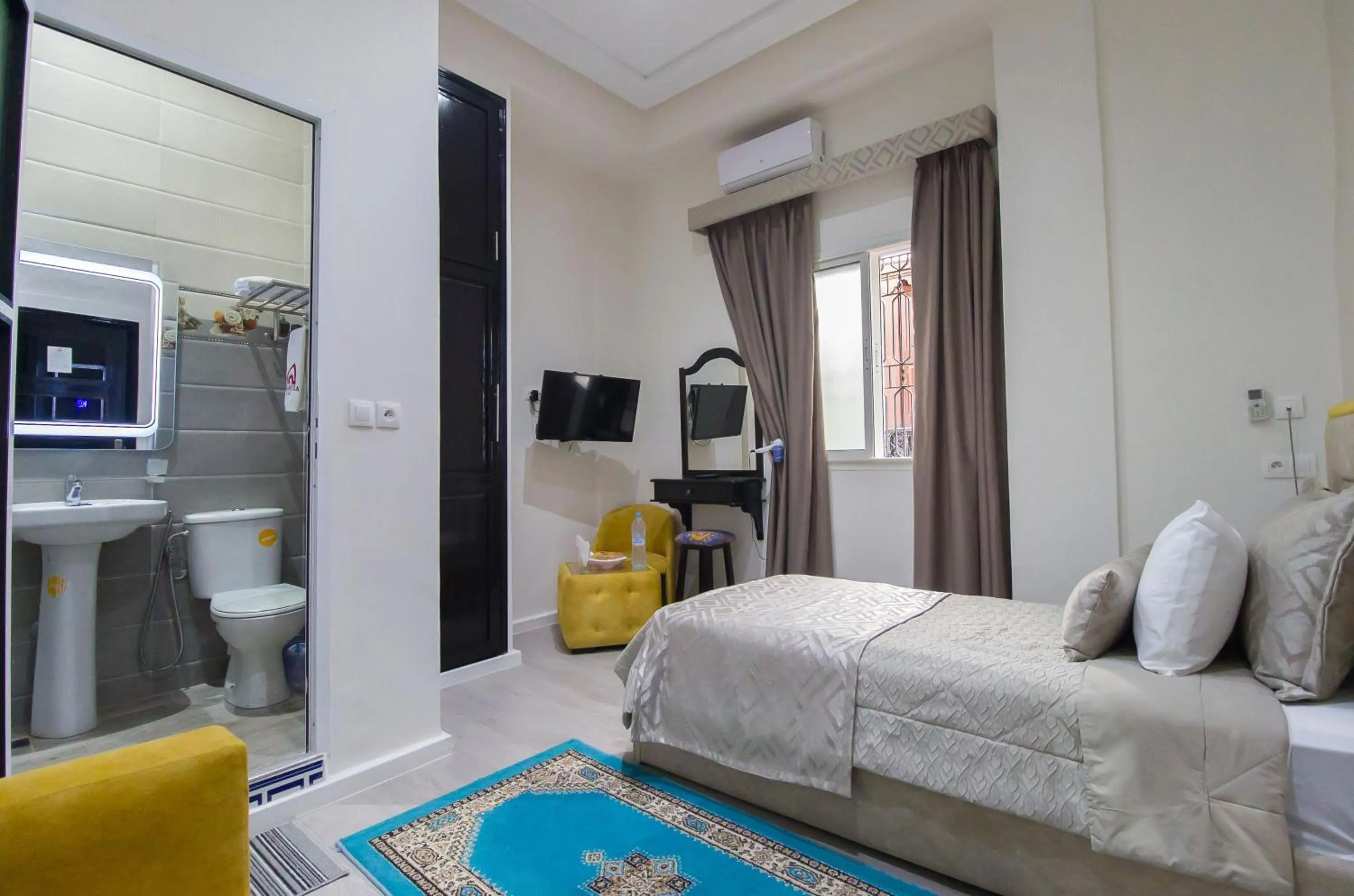 Photo of the whole room, Bed in Mamora Bay