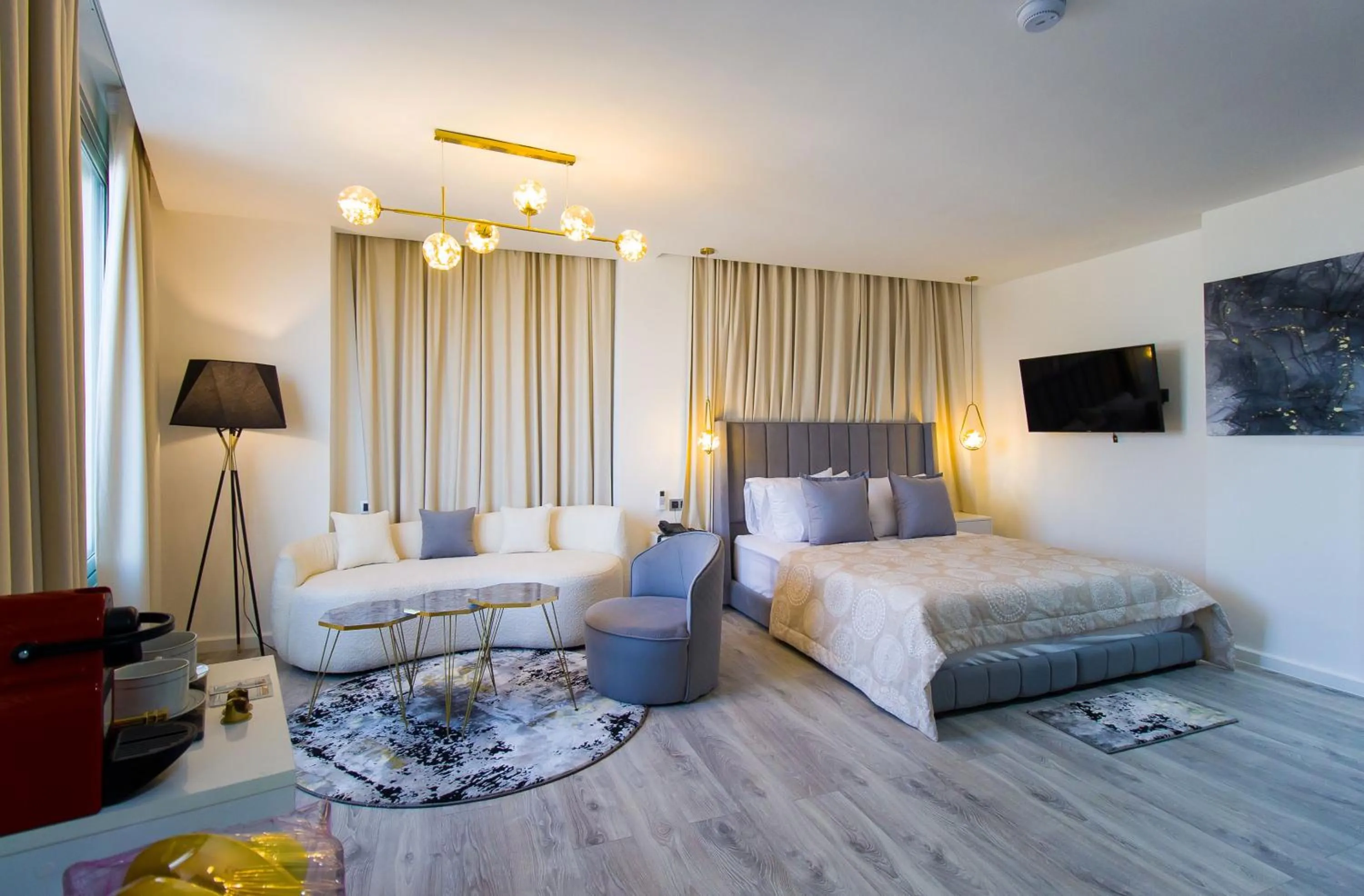 Photo of the whole room in Mamora Bay