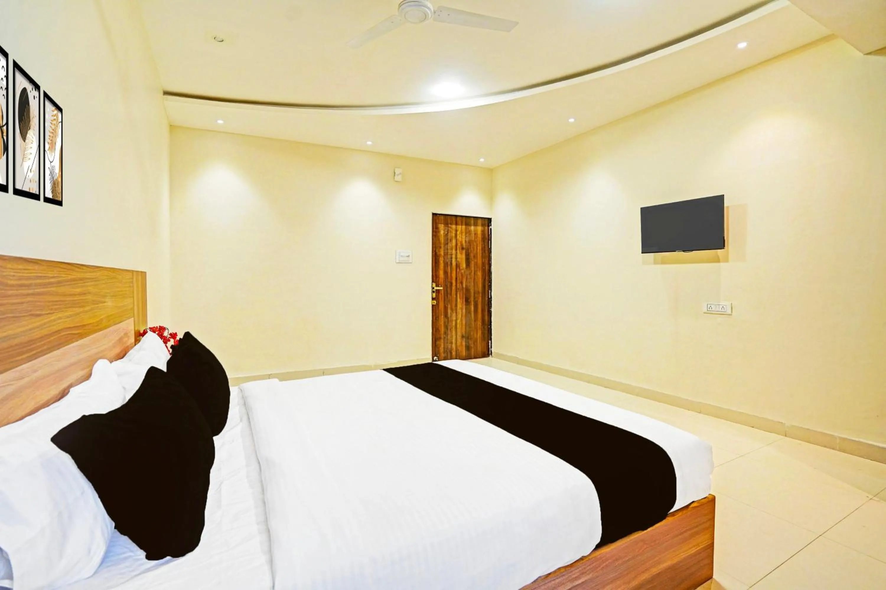 Bedroom, Bed in Super Hotel O Kalpi Road Formerly Hotel Gajanand