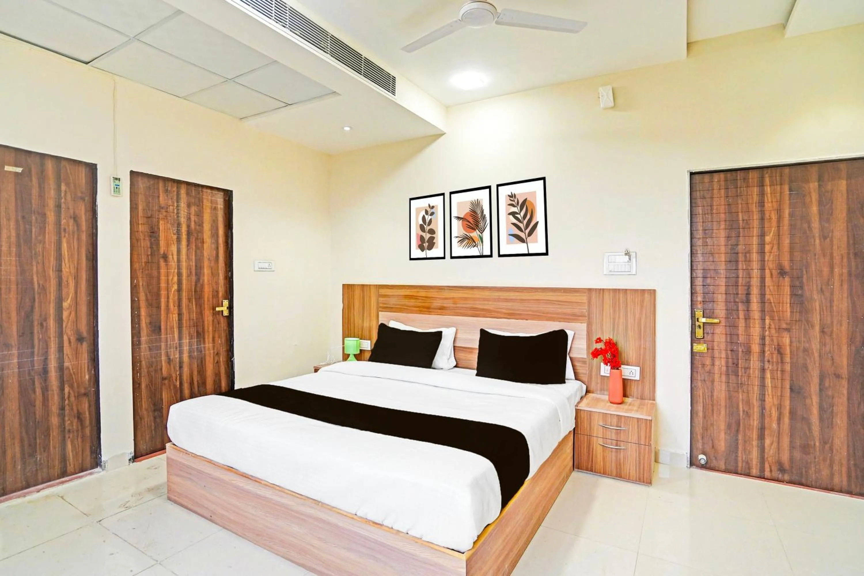 Bedroom, Bed in Super Hotel O Kalpi Road Formerly Hotel Gajanand