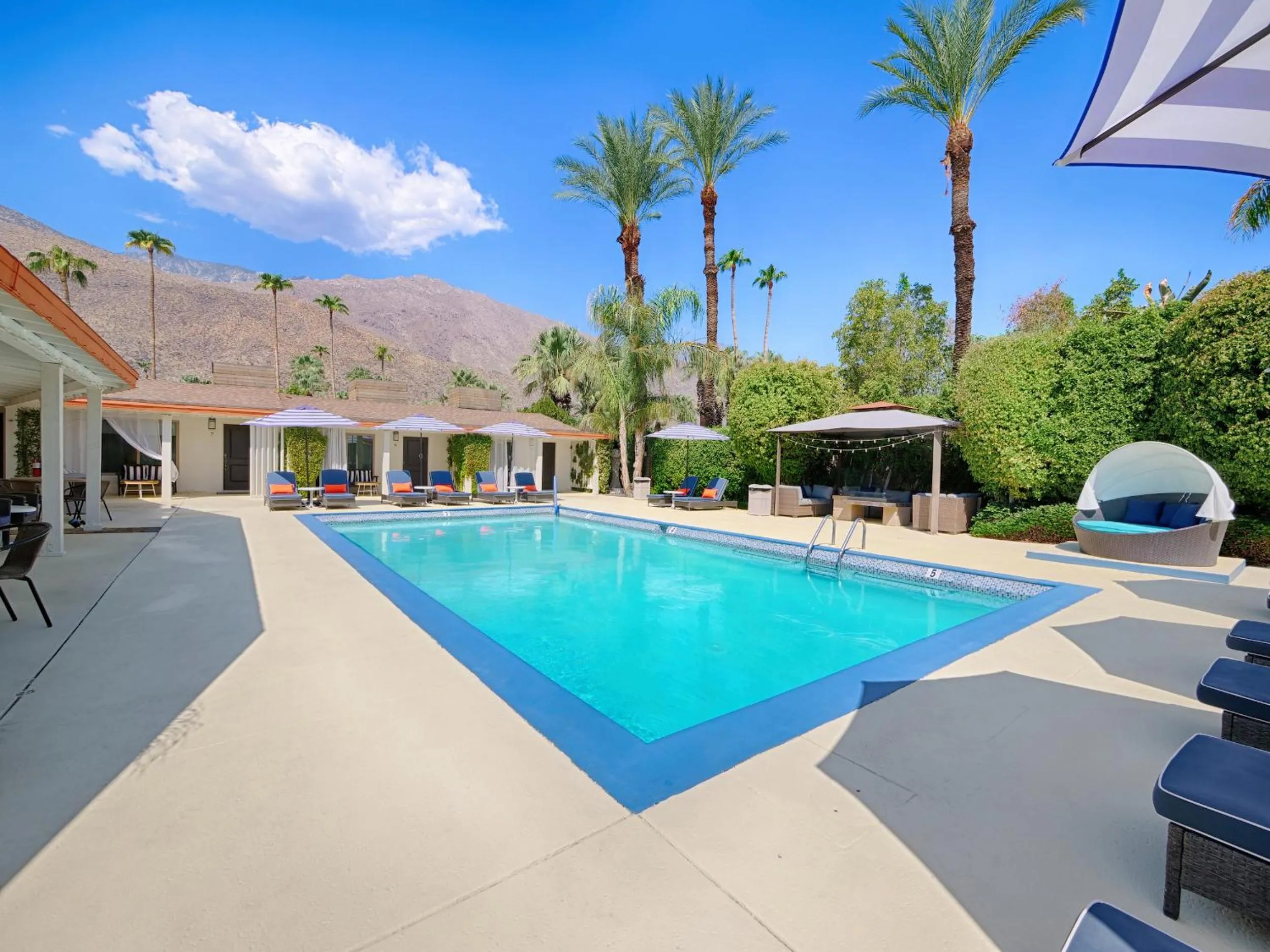 Little Paradise Hotel