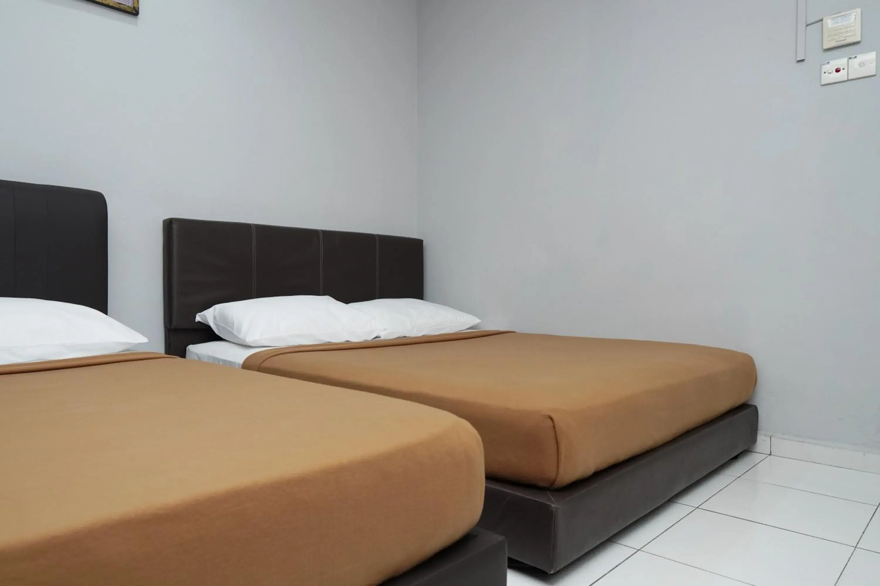 Economy Triple Room with Shared Bathroom in Hotel Sixty Nine Economy Triple Room with Shared Bathroom in Hotel Sixty Nine