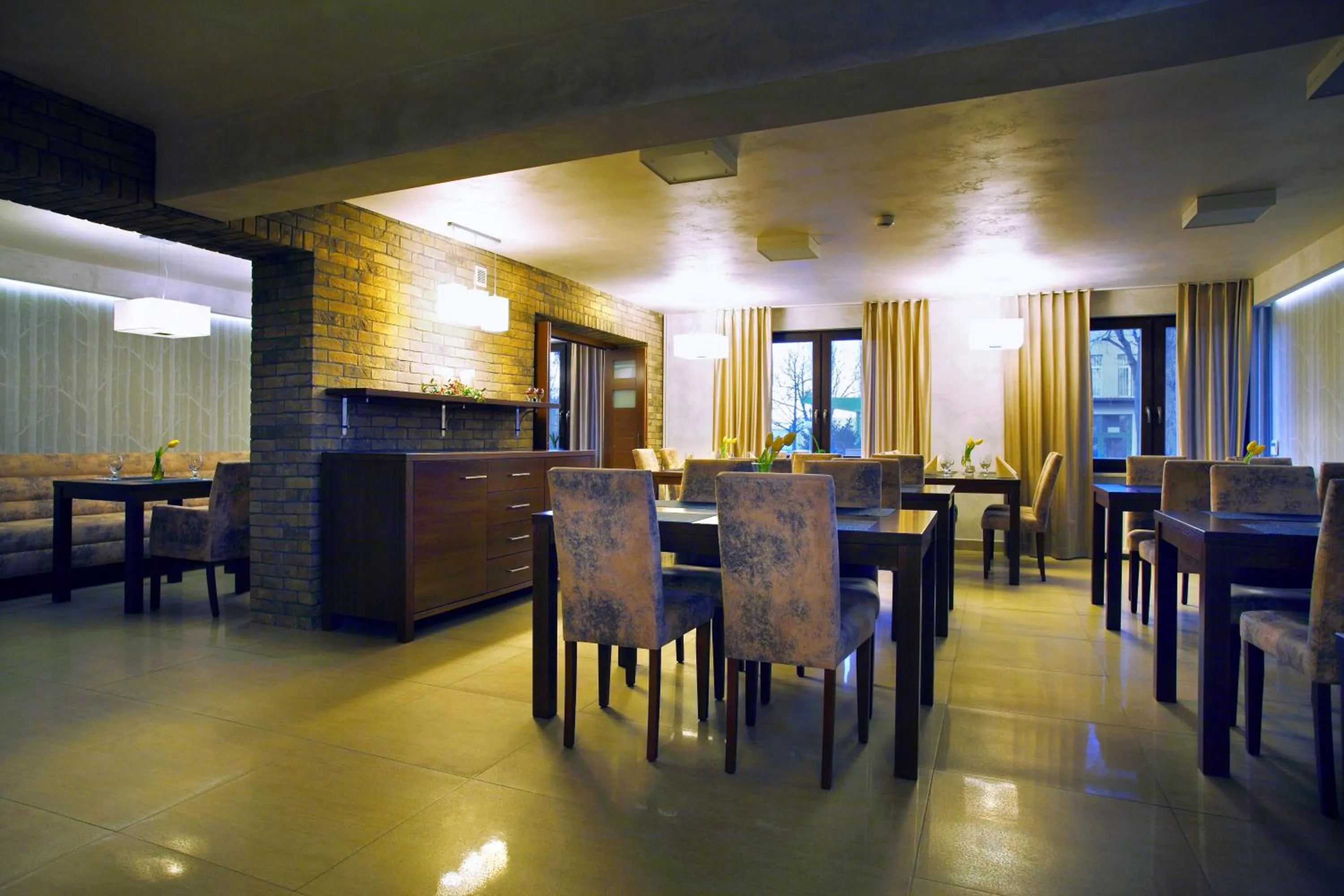 Restaurant/places to eat in Inter Hotel