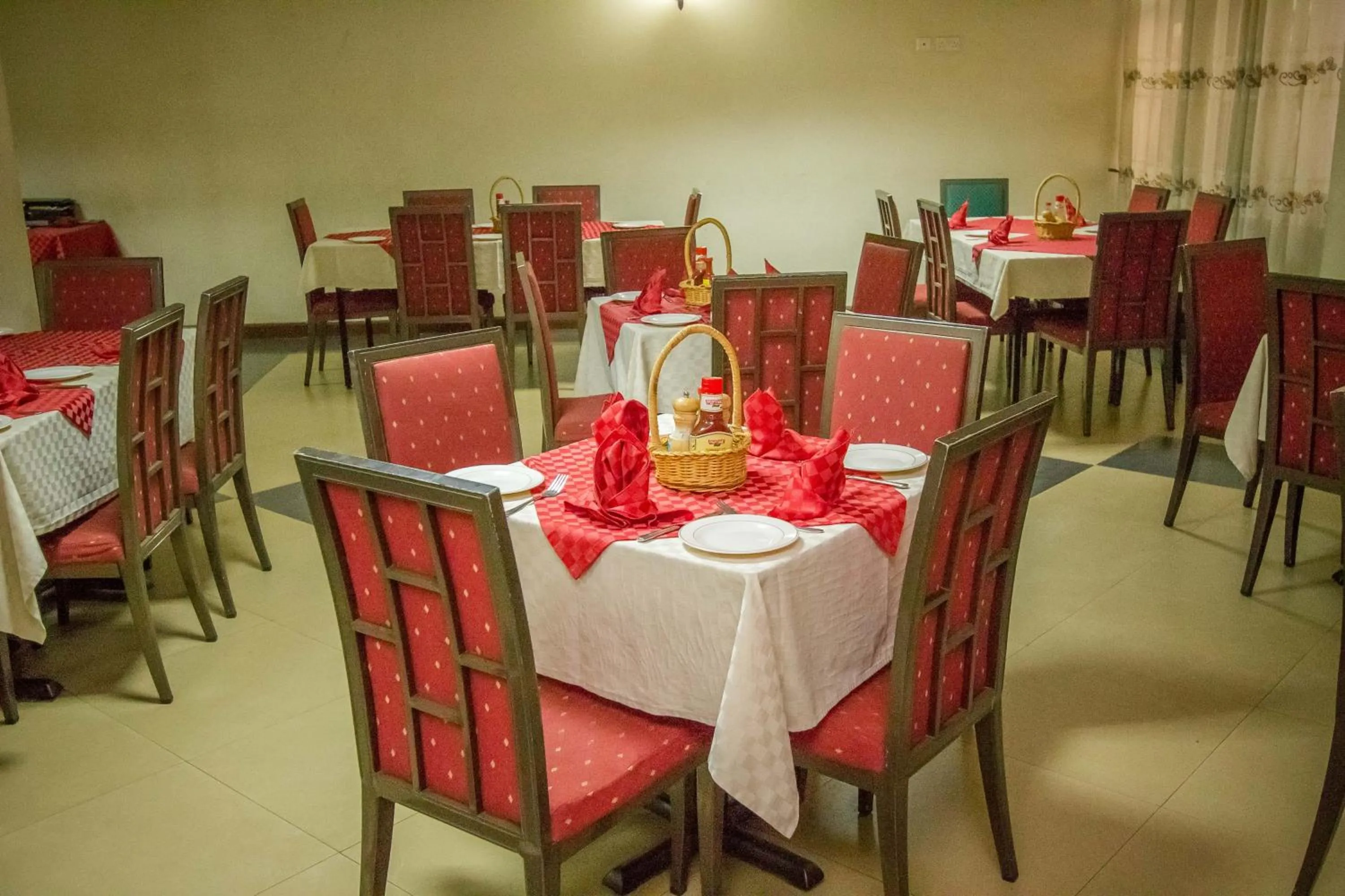 Restaurant/places to eat in Holiday Express Hotel Kampala