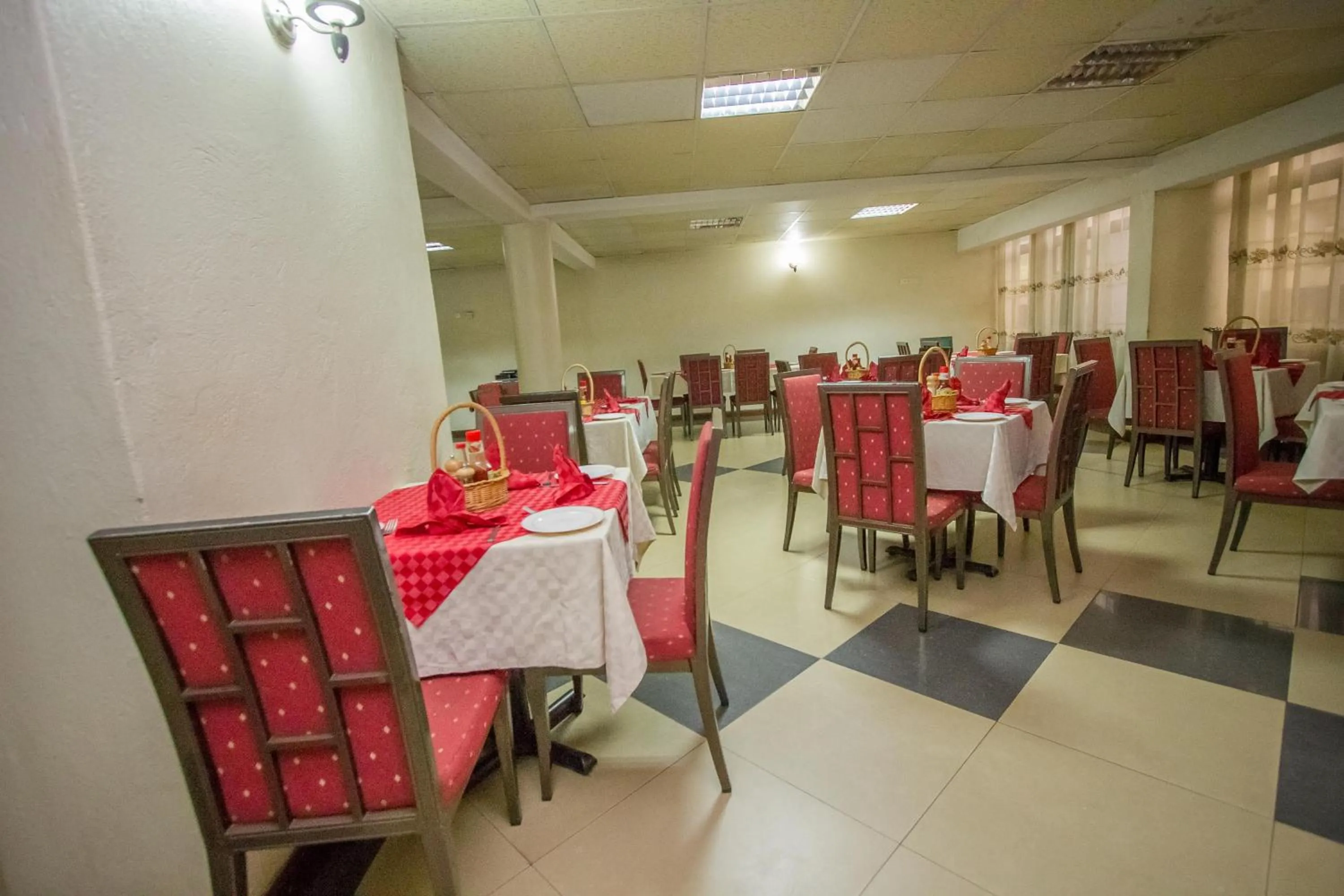 Restaurant/places to eat in Holiday Express Hotel Kampala