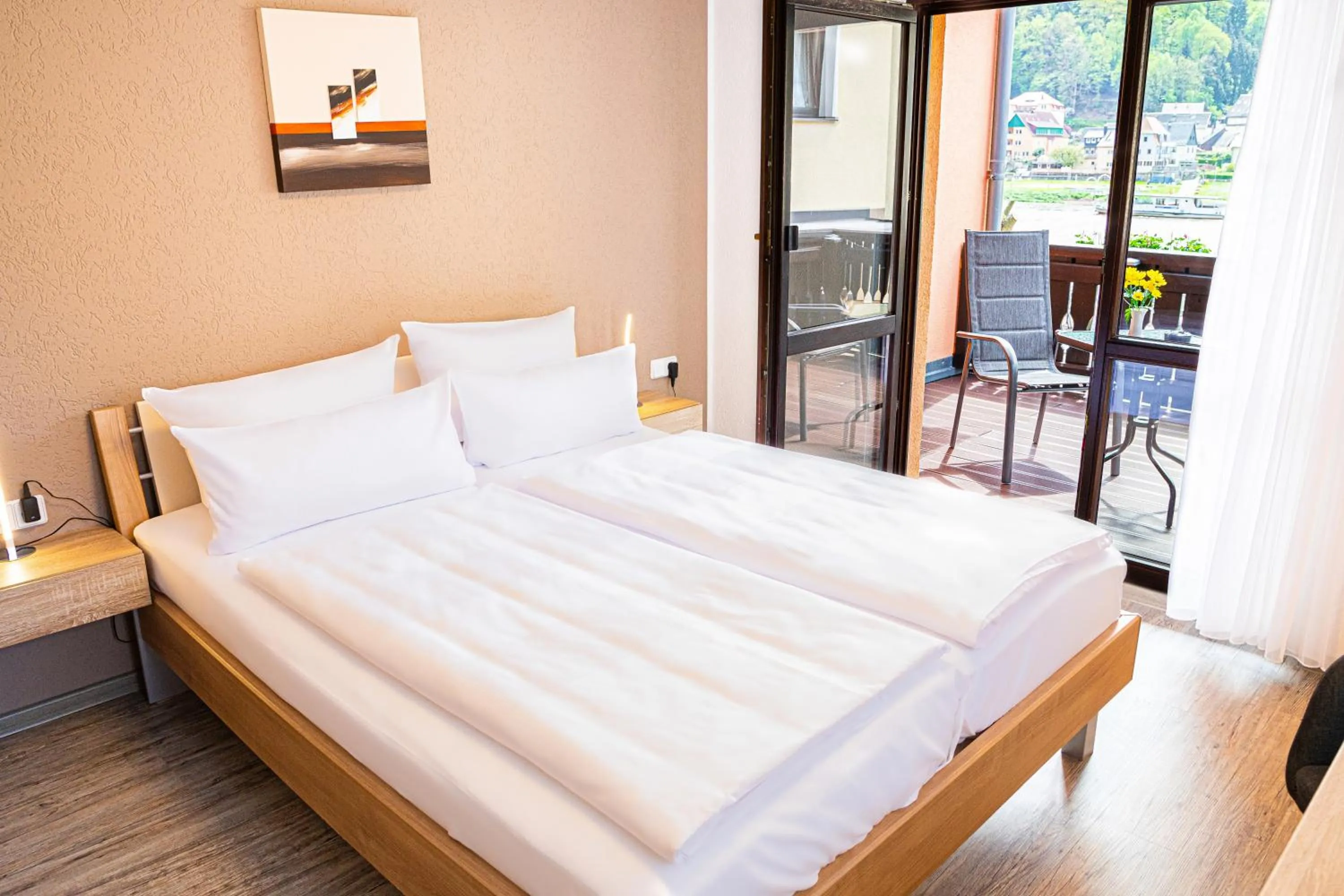 Balcony/Terrace, Bed in Hotel Elbpromenade