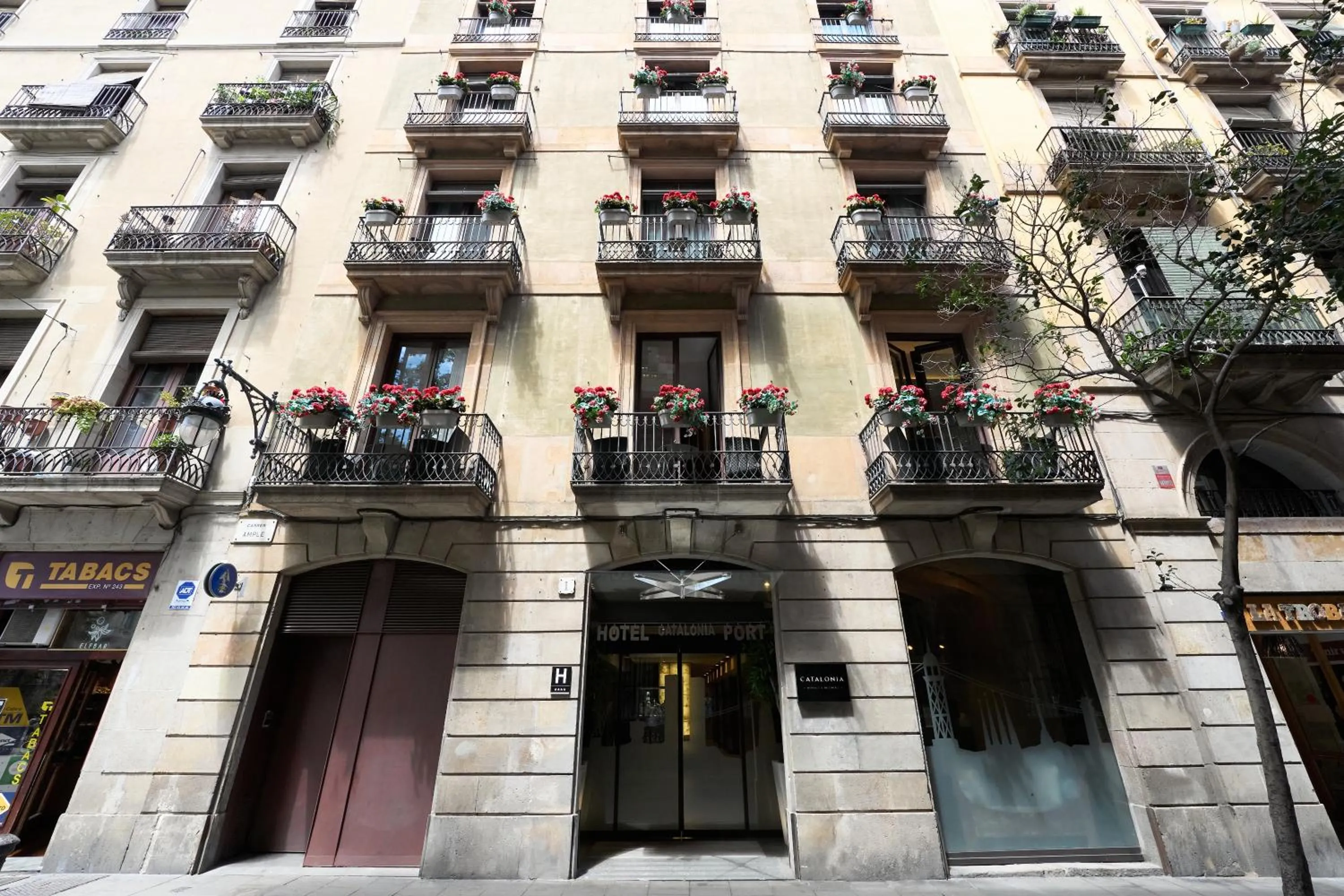 Property building in Catalonia Port