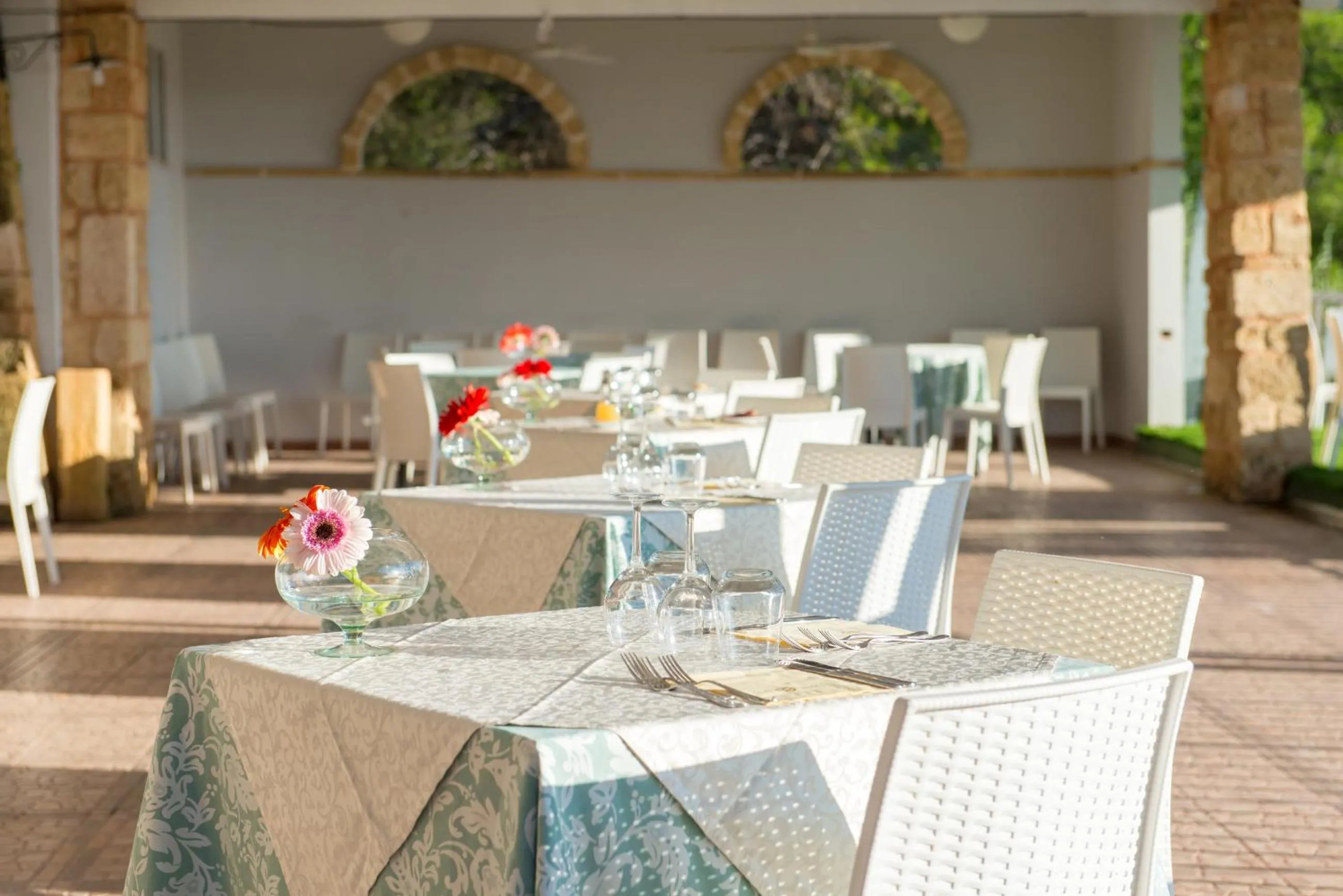 Restaurant/places to eat in Eden Resort Country