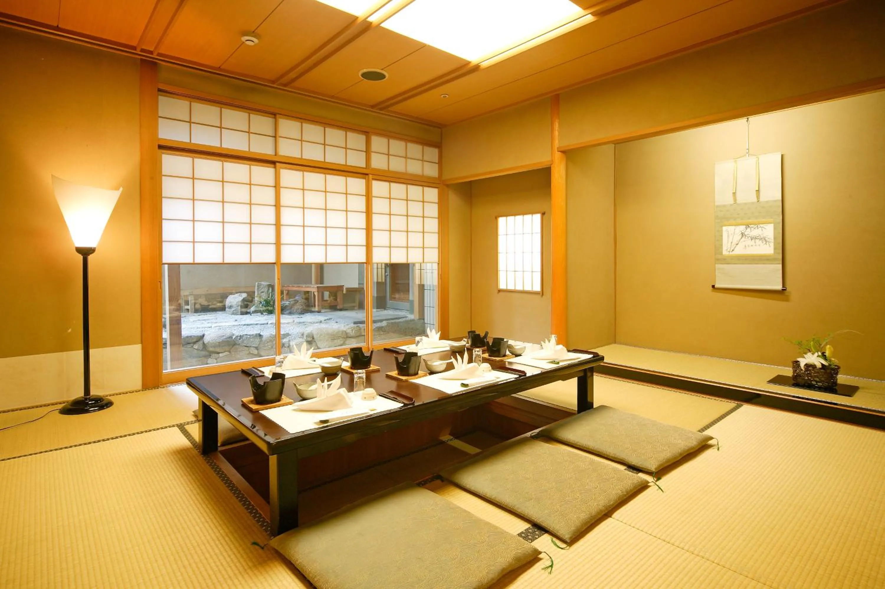 Restaurant/places to eat in Hotel New Omi