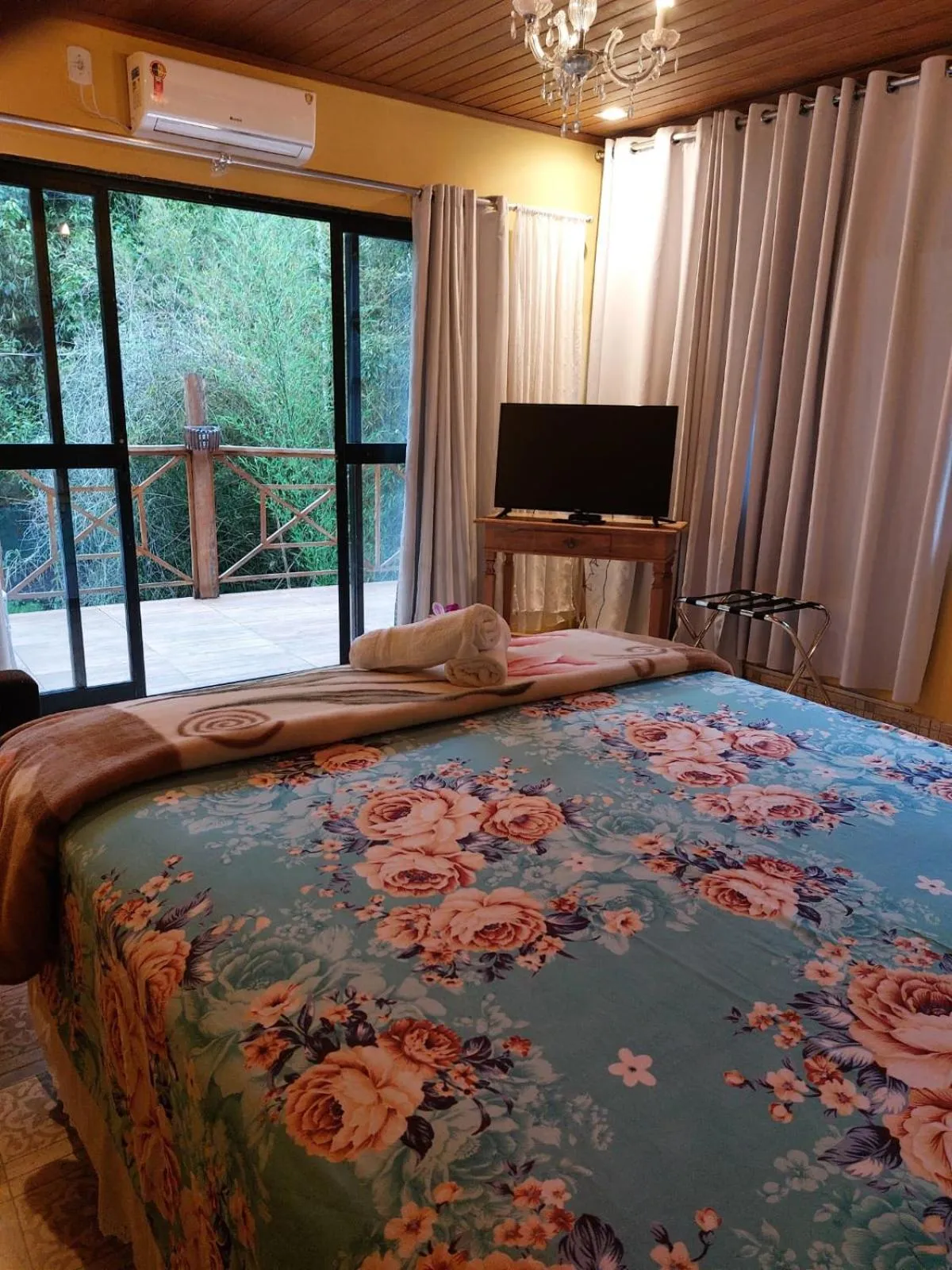 TV and multimedia, Bed in Pousada Lisieux