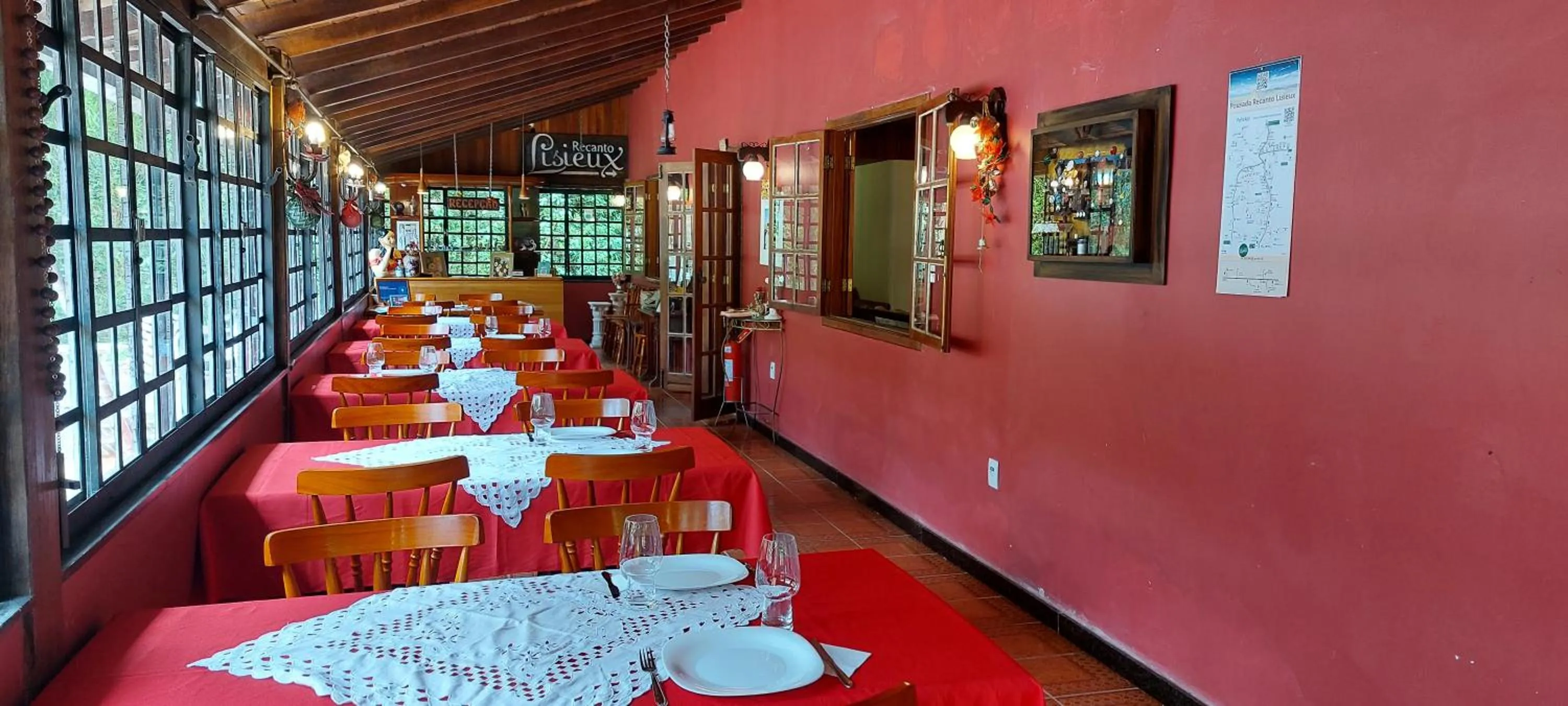 Restaurant/places to eat in Pousada Lisieux