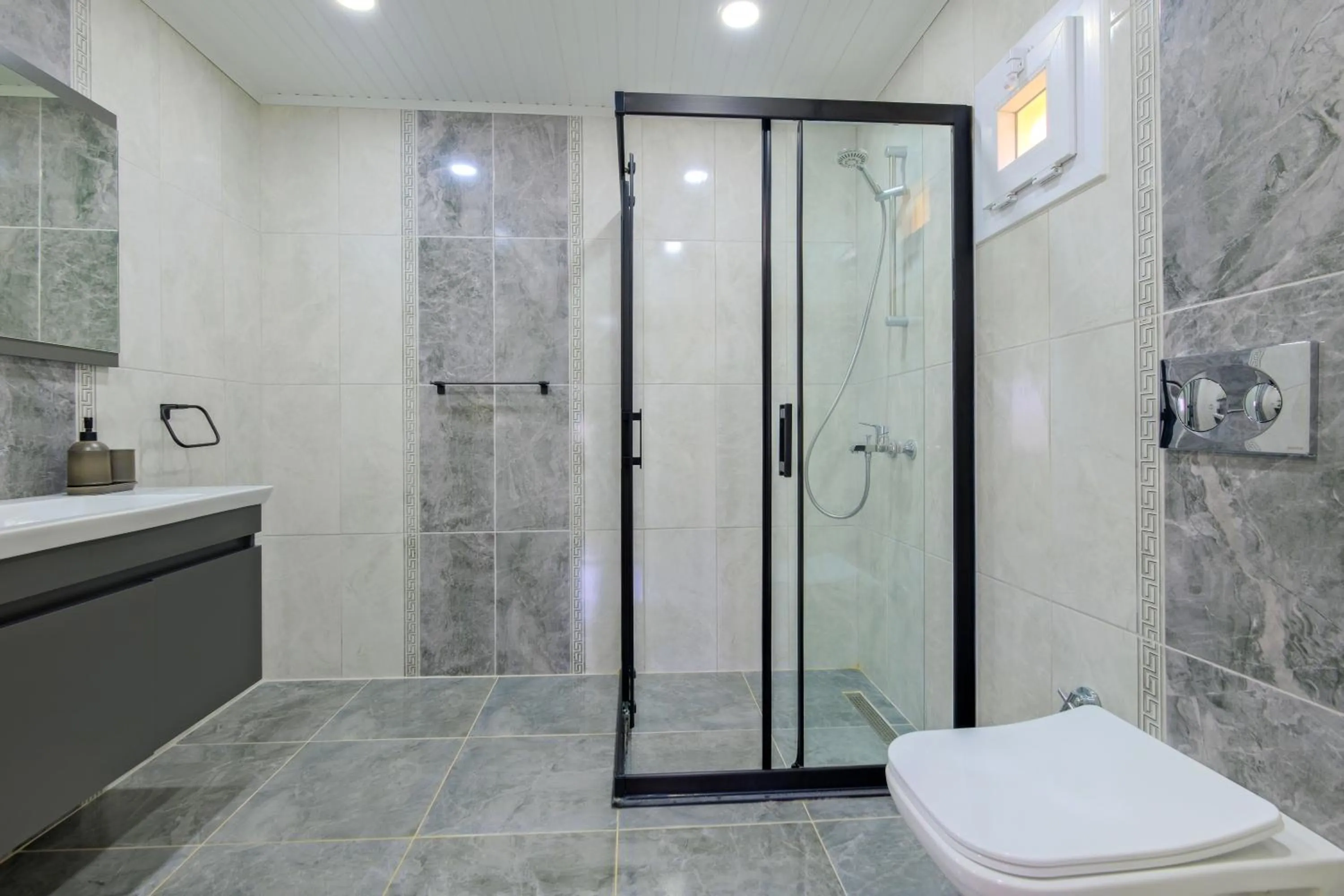 Shower in Gold Lion Apart Hotel