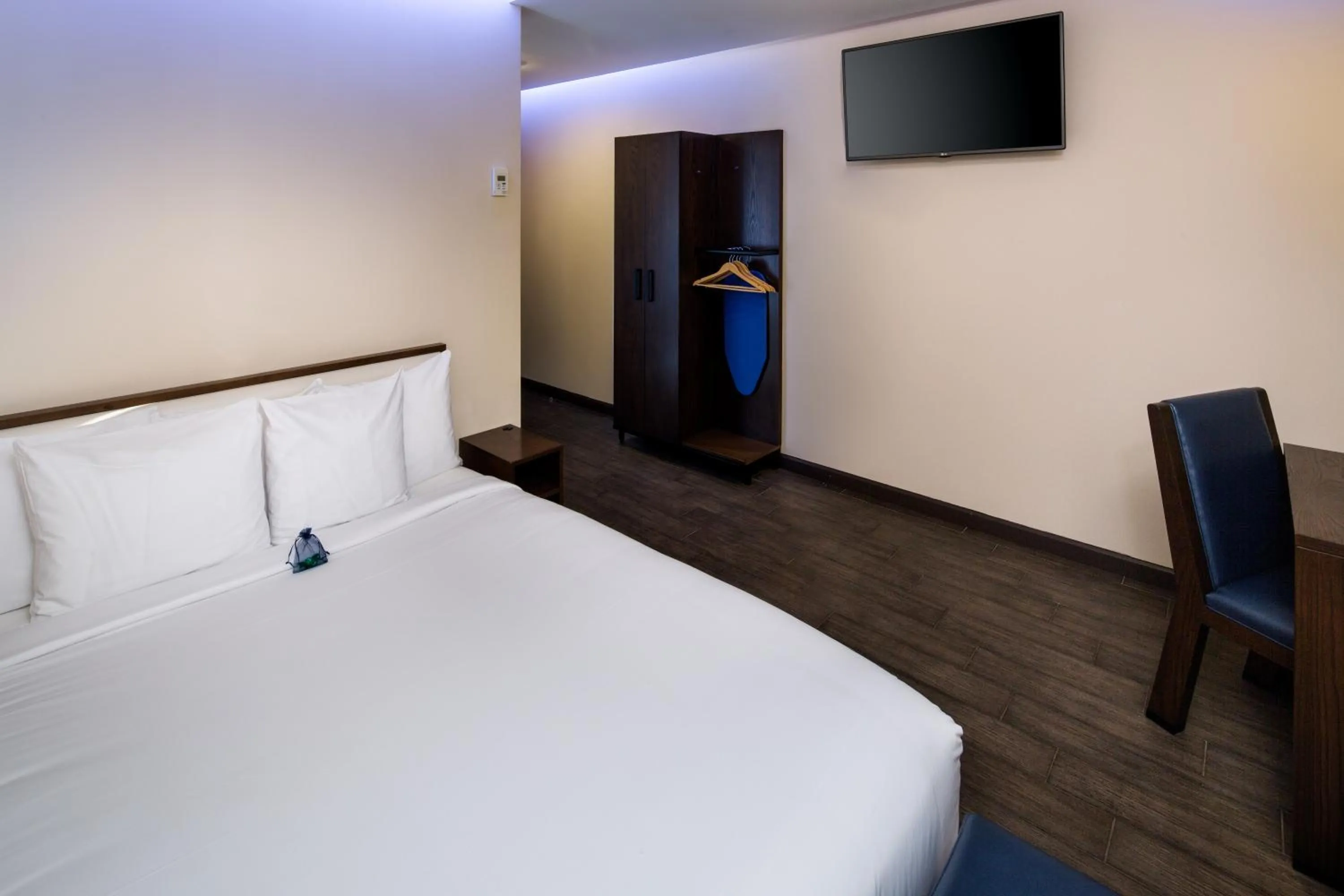 Photo of the whole room, Bed in Orchard Street Hotel