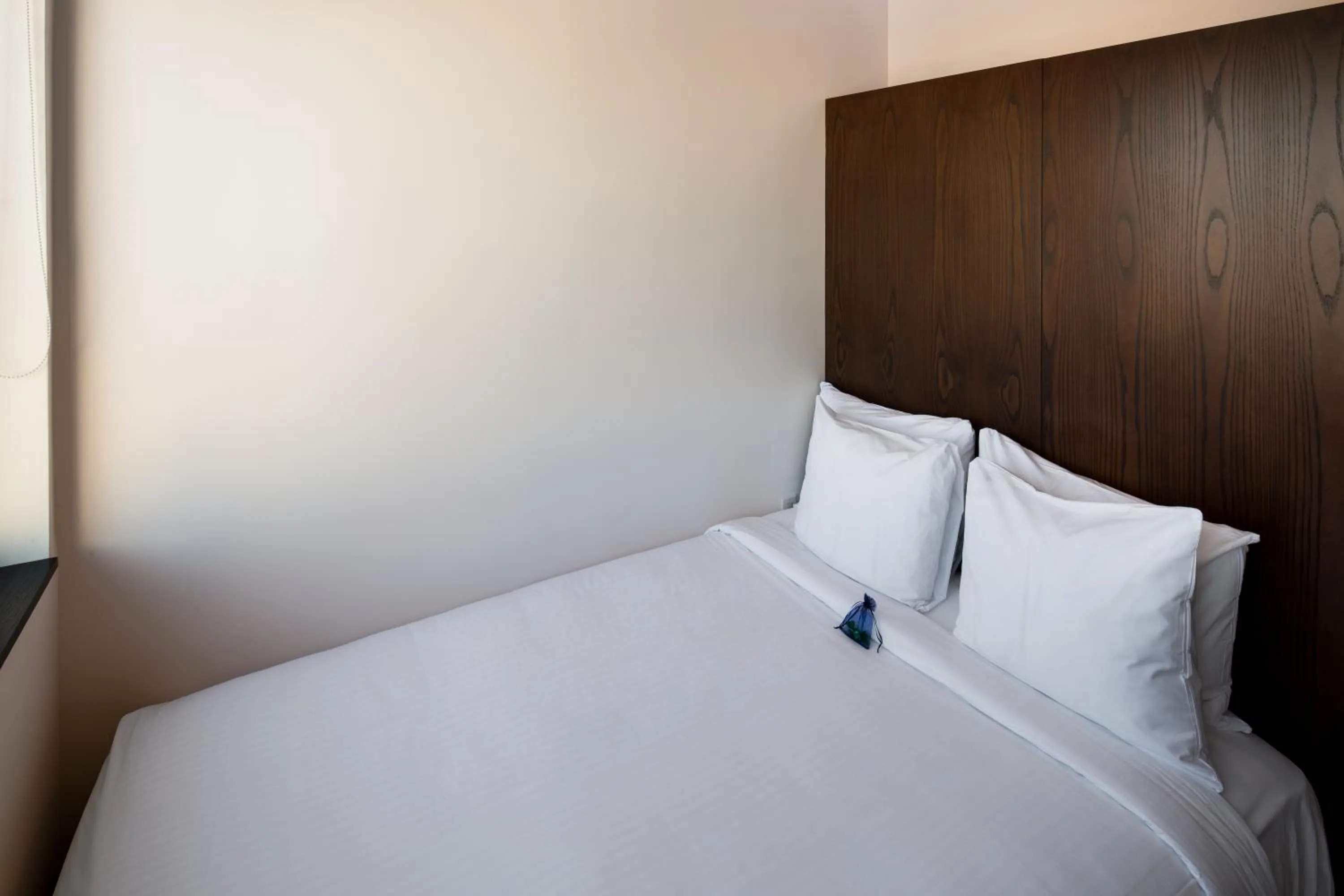 Photo of the whole room, Bed in Orchard Street Hotel