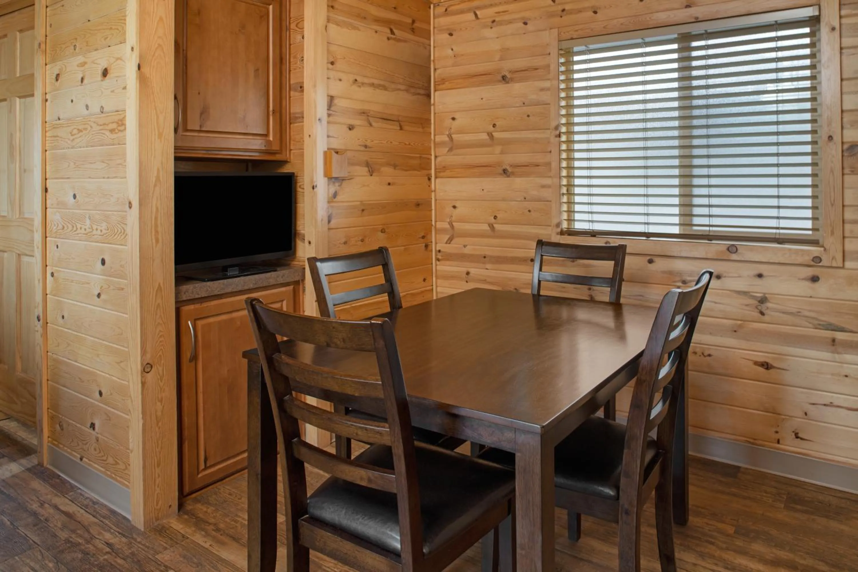 Dining area in Sun Outdoors Arches Gateway