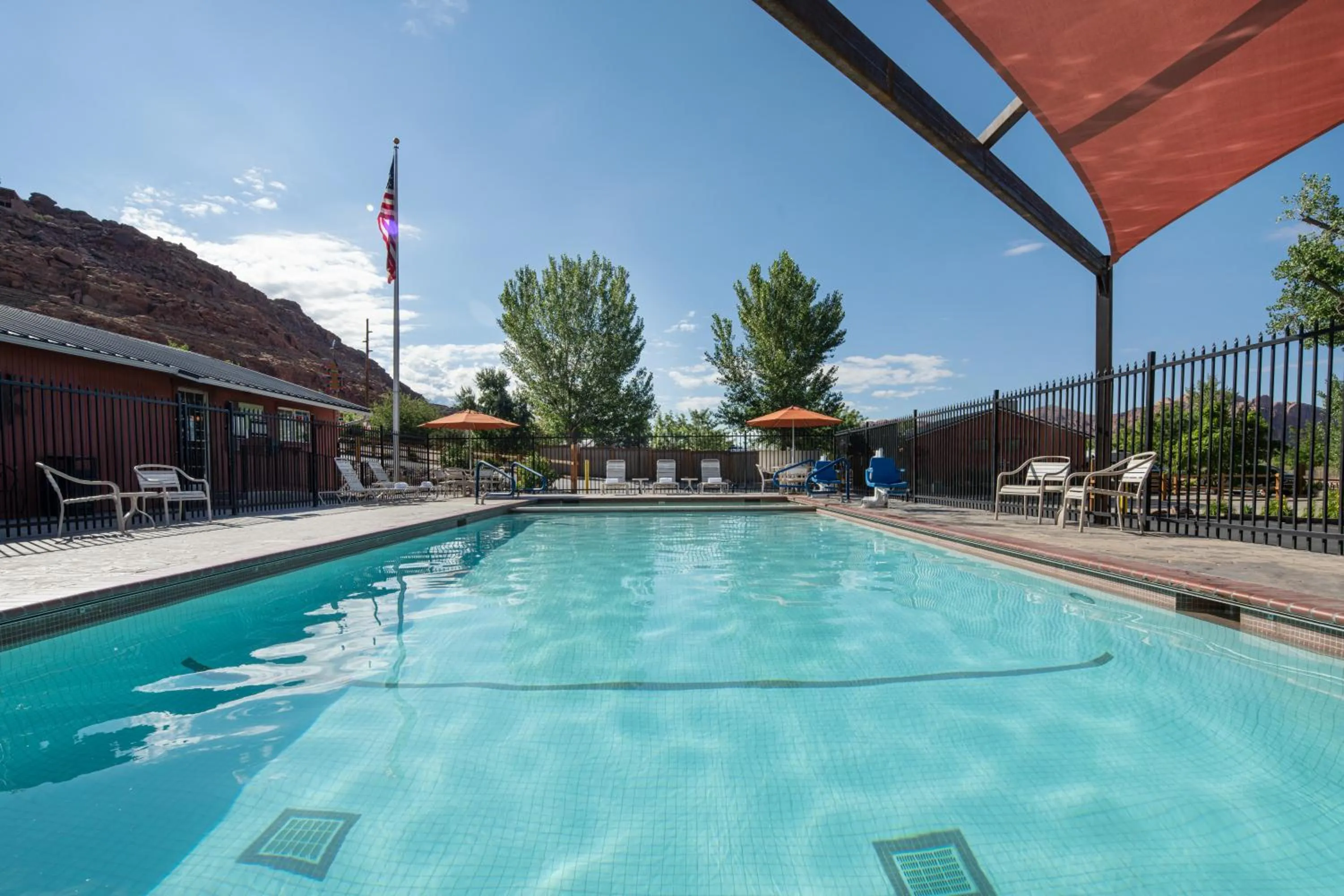 Swimming pool in Sun Outdoors Arches Gateway