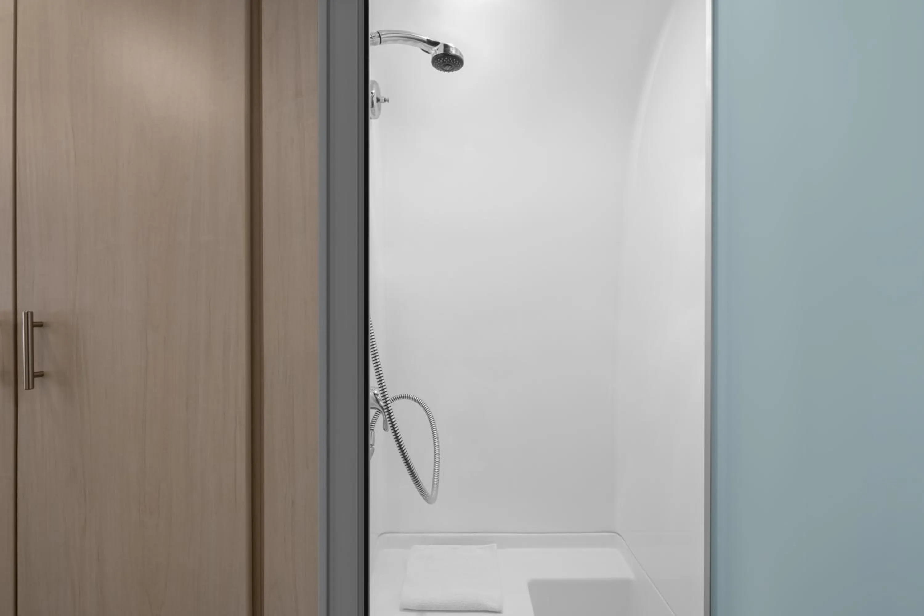 Shower in Sun Outdoors Arches Gateway