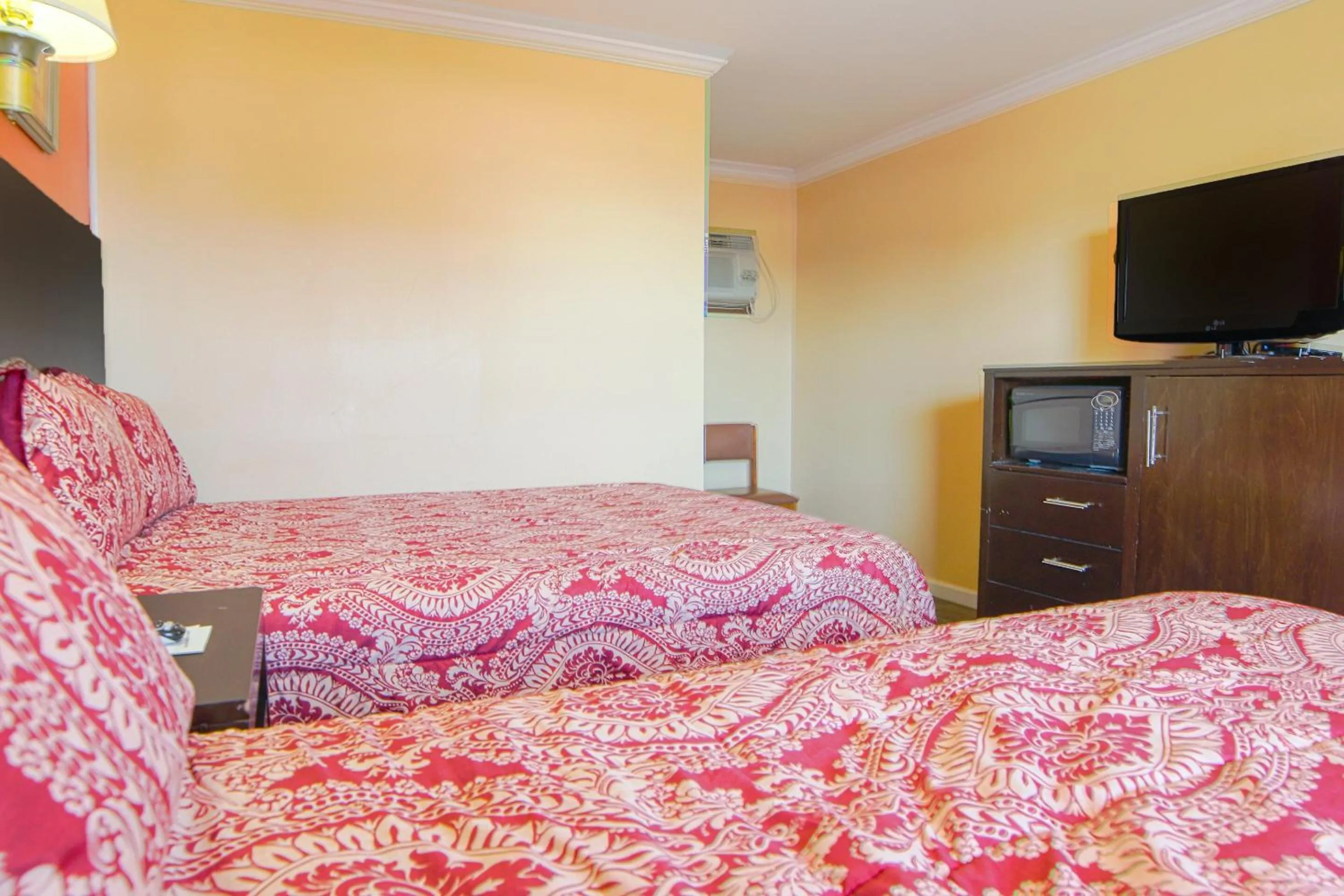 Bedroom, Bed in Economy Inn By OYO Lockport near Houma