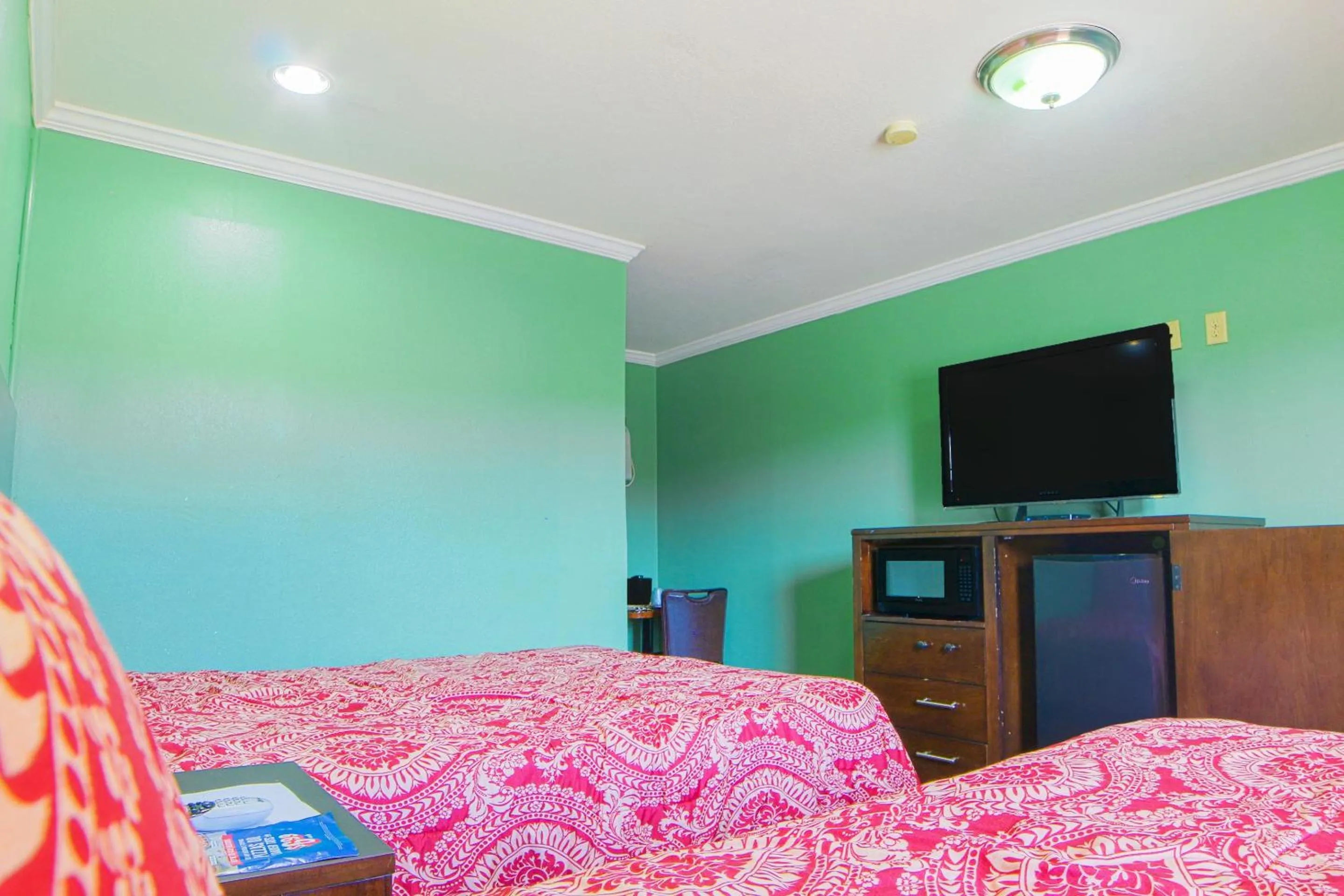 Bedroom, Bed in Economy Inn By OYO Lockport near Houma