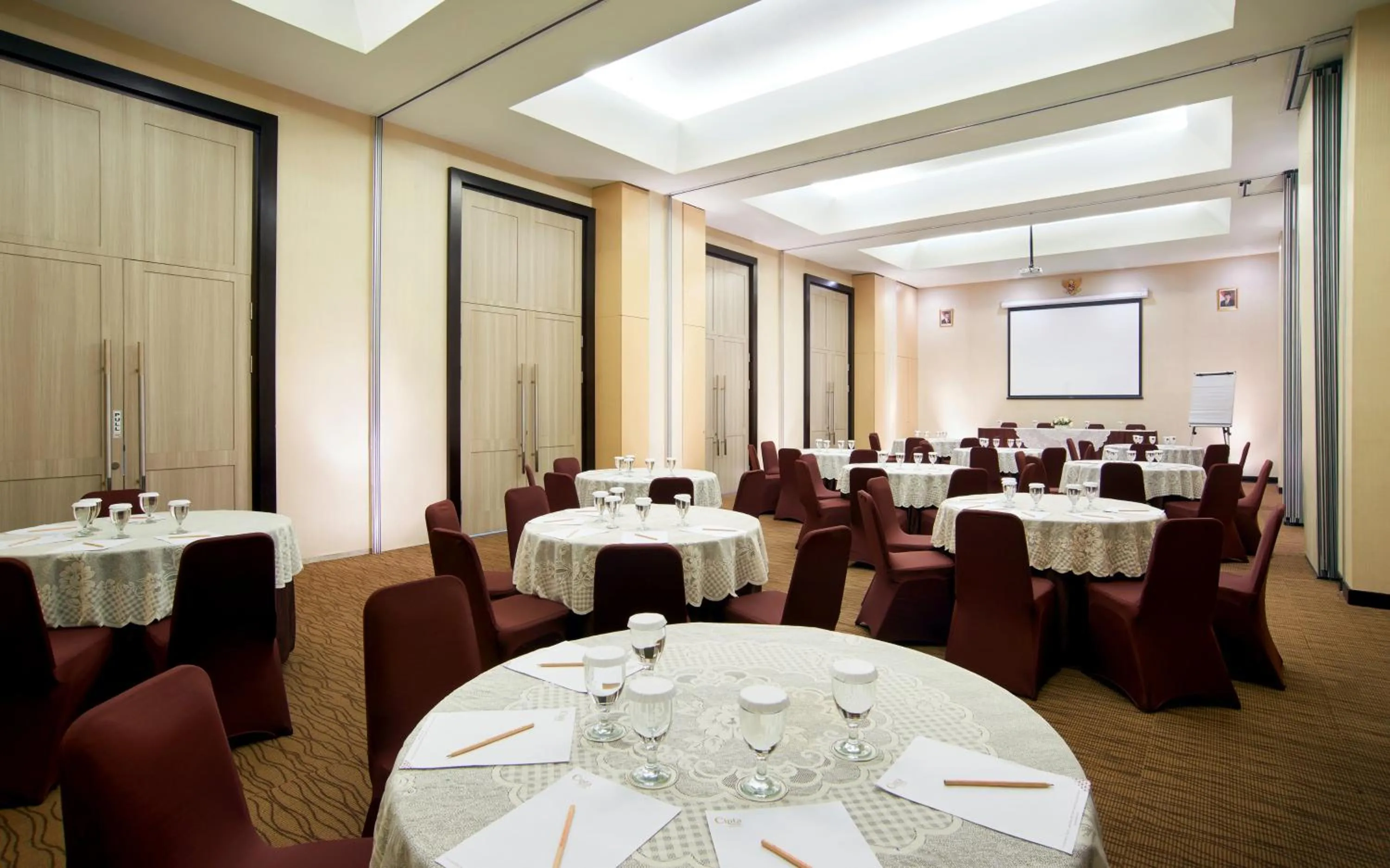 Meeting/conference room, Restaurant/Places to Eat in Cipta Hotel Pancoran