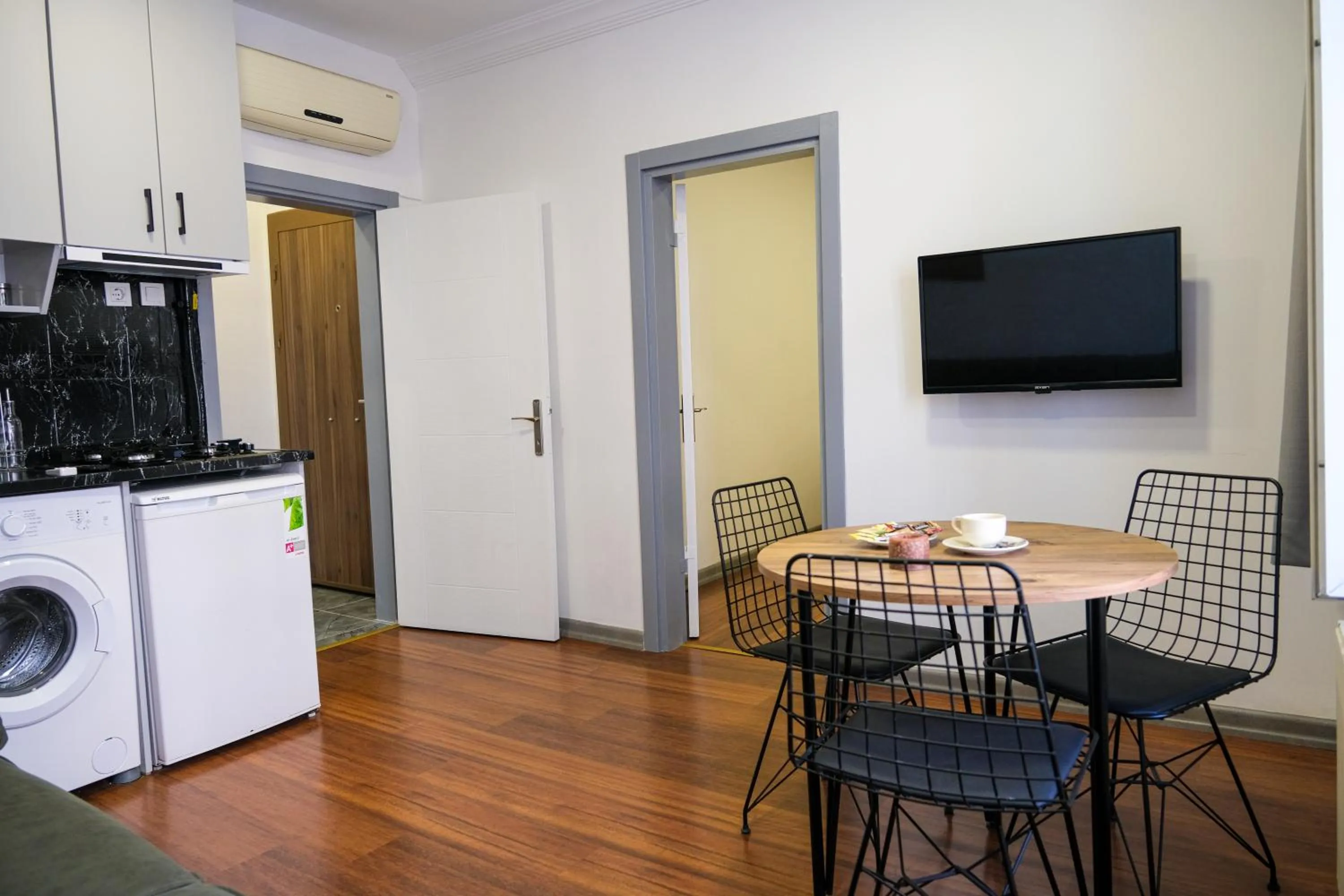 Communal lounge/ TV room in Taksim Neo Pera Suites