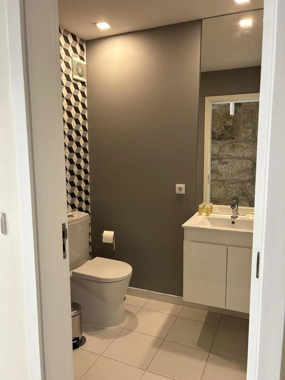 Bathroom in Largo São Domingos by Innapartments