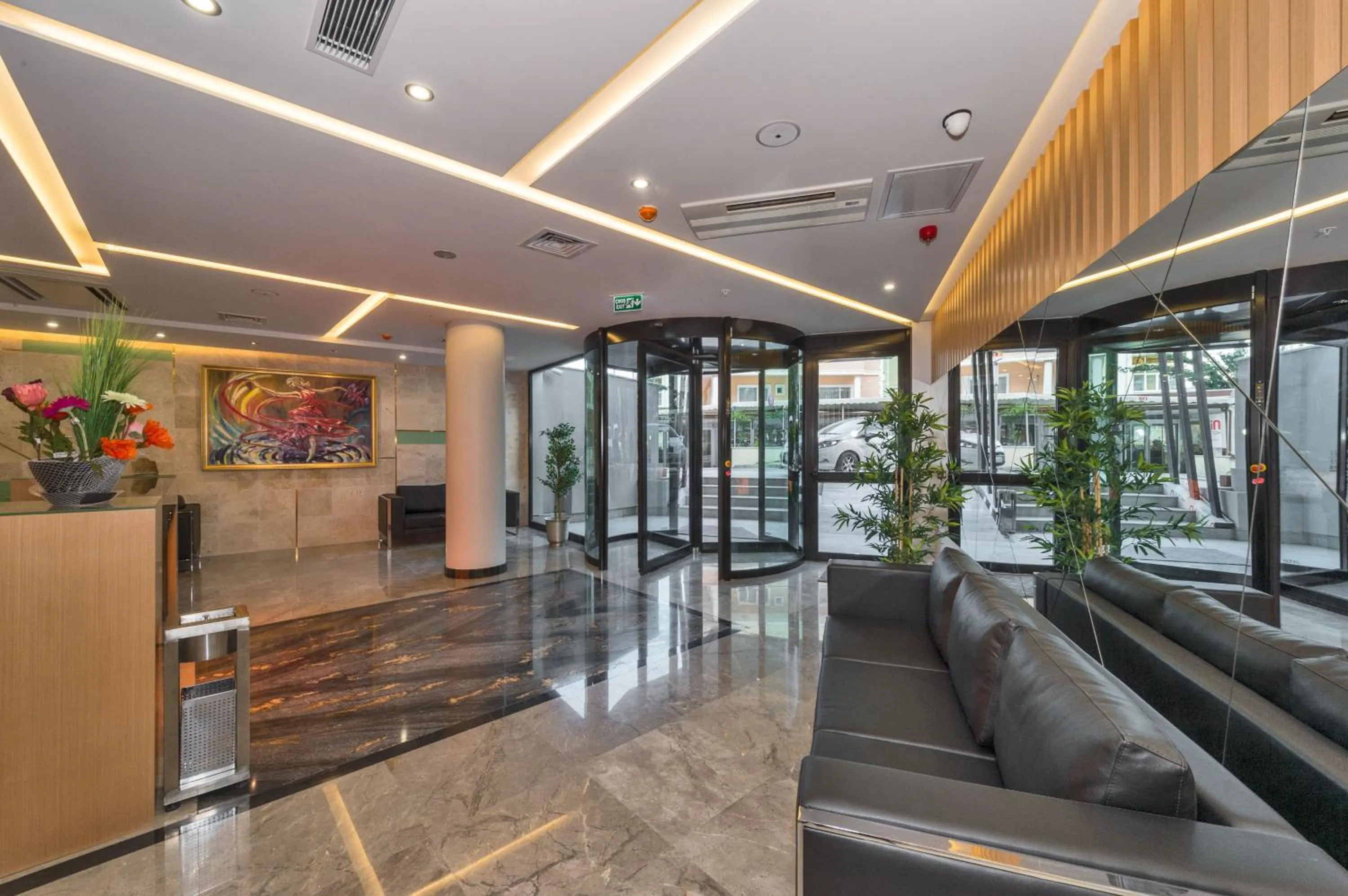 Lobby or reception in Hotel Boursier 1 & Spa