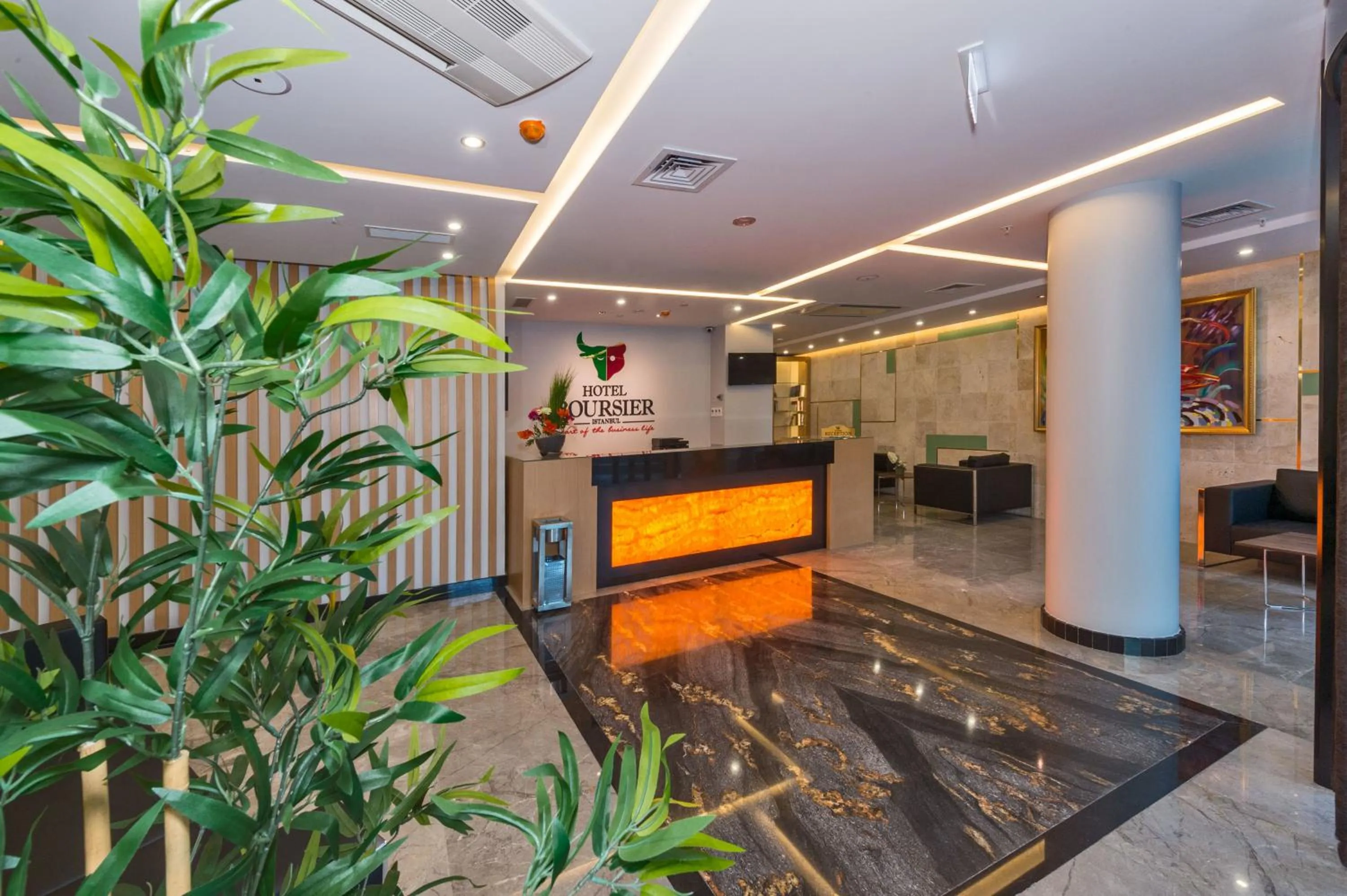 Lobby or reception in Hotel Boursier 1 & Spa