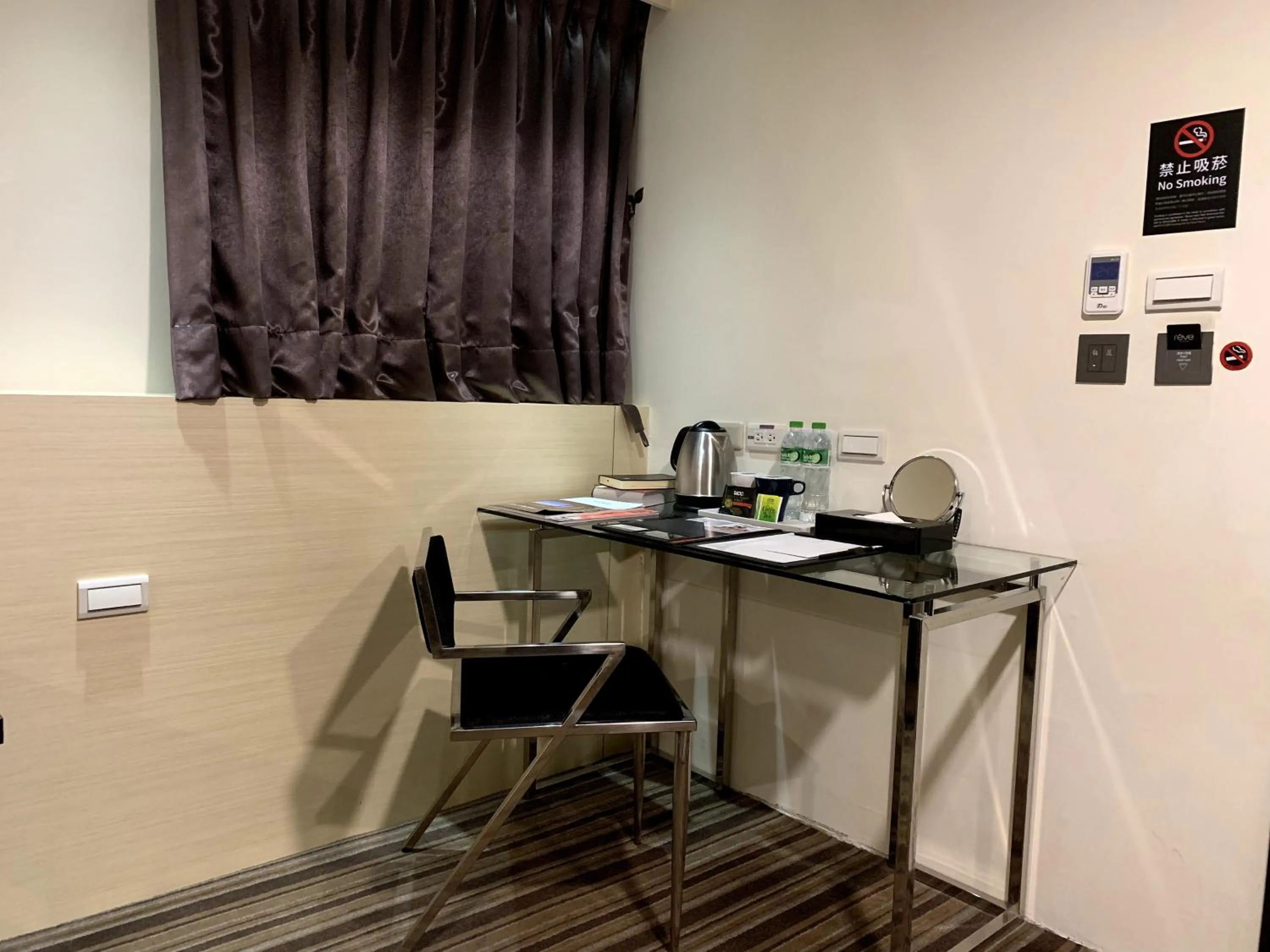 Coffee/tea facilities in de rěve Express Hotel