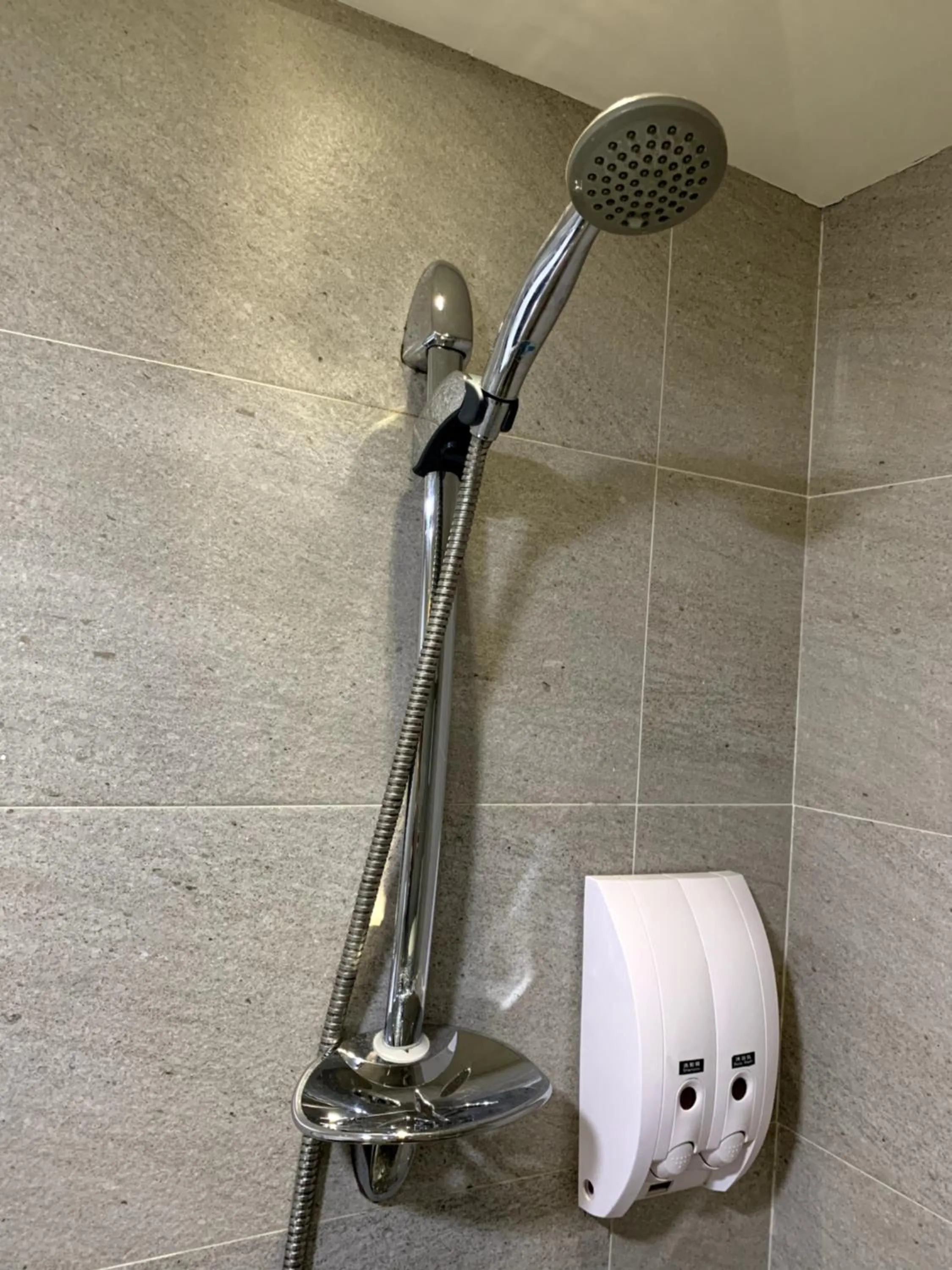 Shower in de rěve Express Hotel