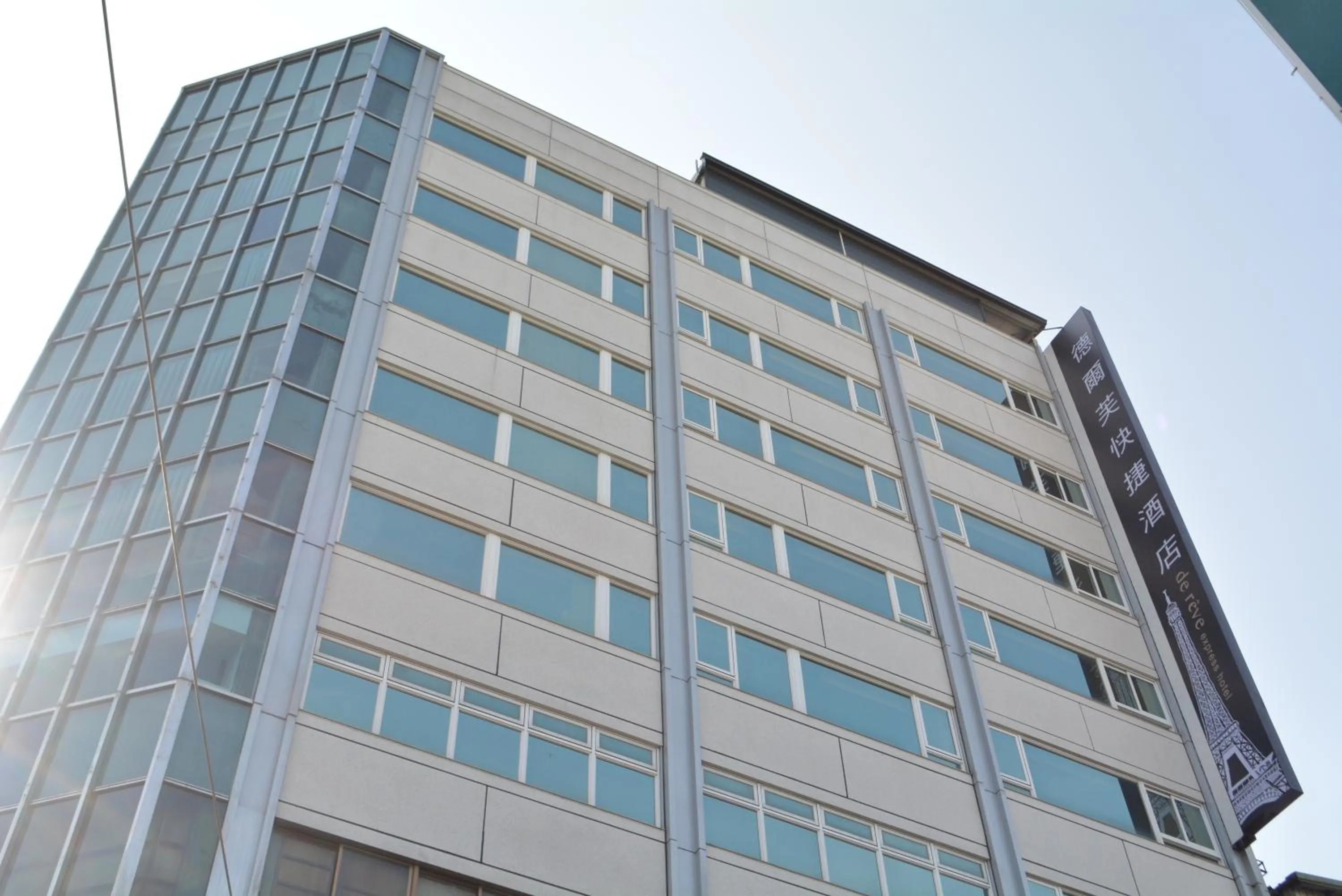 Property building in de rěve Express Hotel