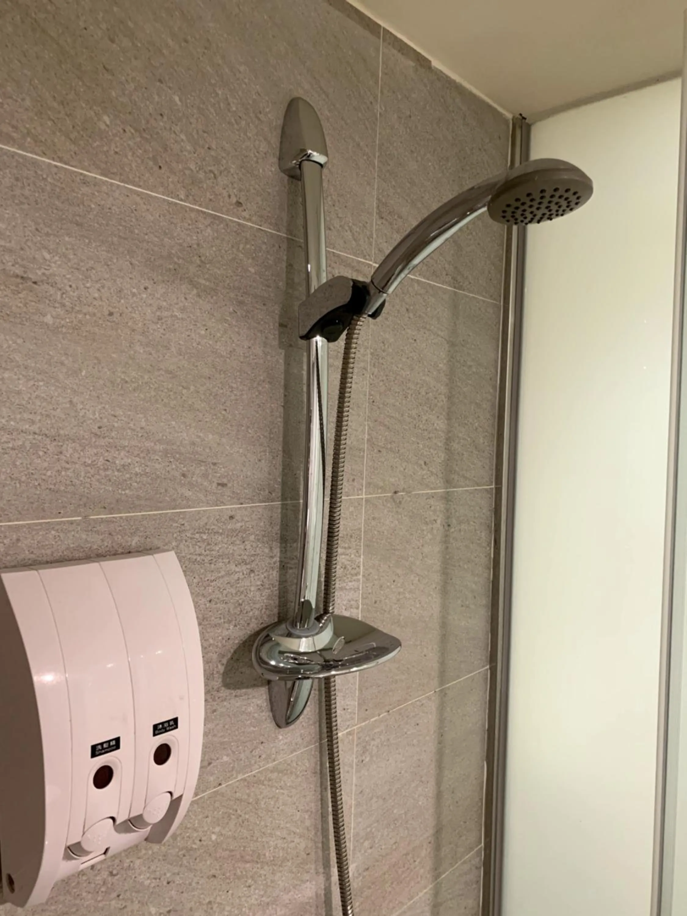 Shower in de rěve Express Hotel